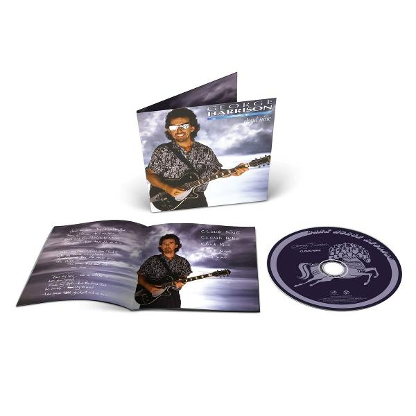 George Harrison Cloud Nine albuma. A kép a CD-t, a nyitott füzetet és a borítót mutatja. Harrison gitárral látható a borítón.