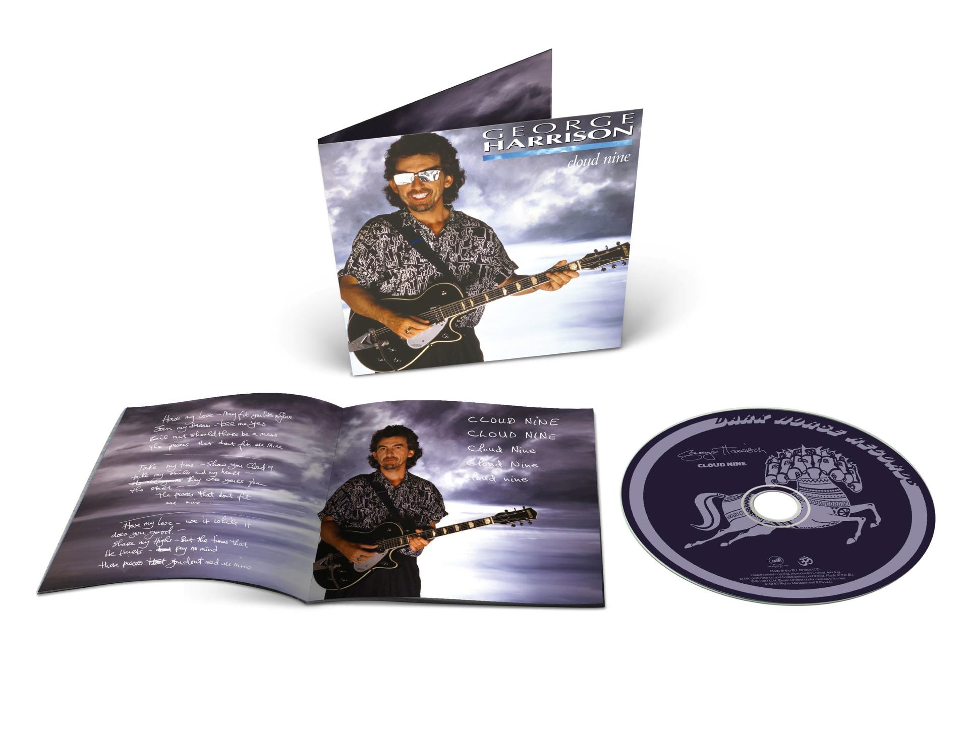 George Harrison Cloud Nine albumjának borítója. Látható a CD, a nyitott album dalszövegekkel és George gitárral.