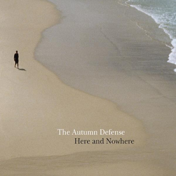 Eine Person geht allein an einem Sandstrand entlang. Die Meereswellen sind sichtbar. Albumtitel und Künstlername stehen unten.