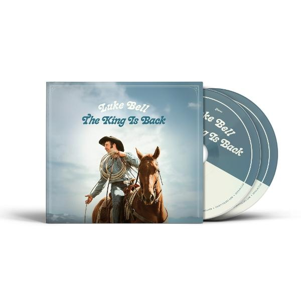 CD-Cover mit Mann auf Pferd. Album: "Luke Bell: The King Is Back". Zwei CDs sichtbar. Himmel im Hintergrund.