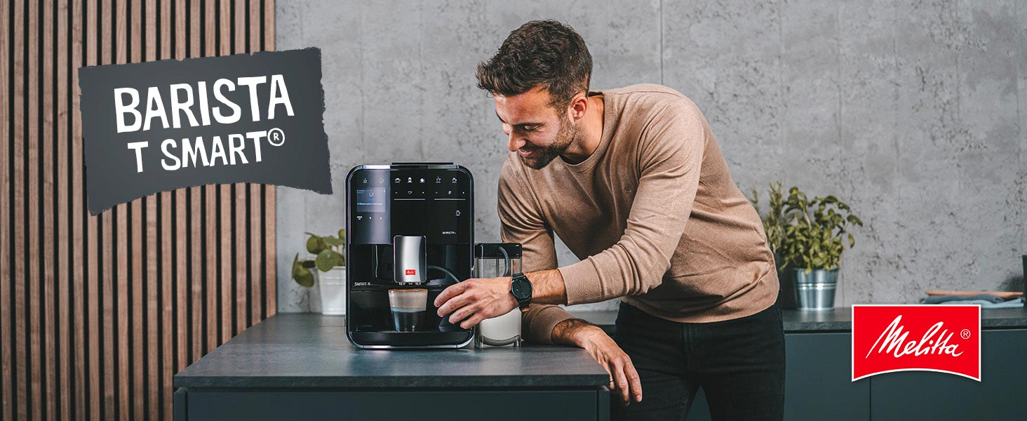 Bir adam kahve makinesine gülümsüyor. Bir fincan kahve dökülüyor. Bir Melitta logosu sağ altta.