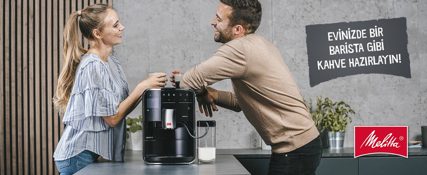Bir çift, Melitta kahve makinesinin yanında kahve fincanları tutarak gülümsüyor. Metin: 'Evde bir barista gibi kahve yapın!'