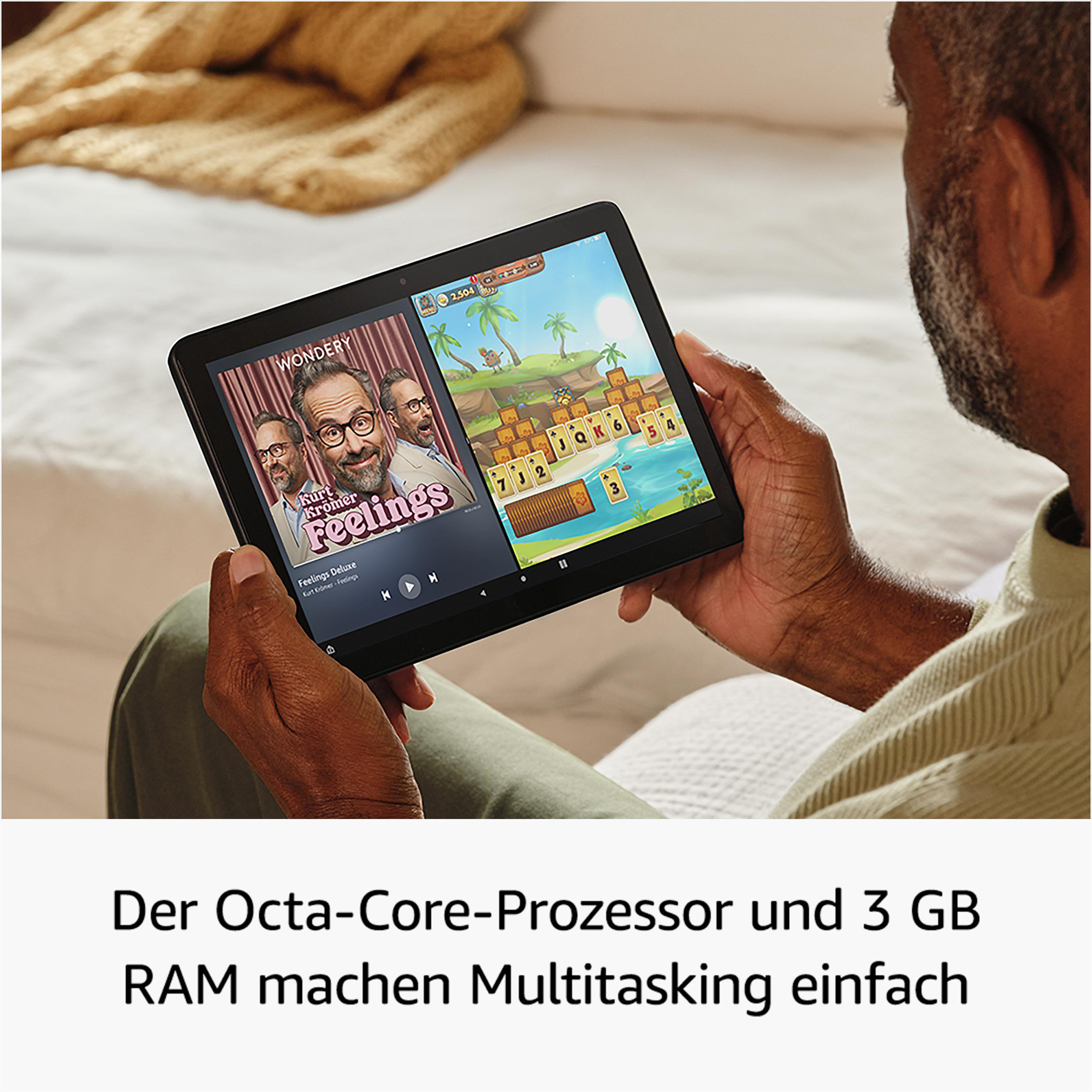 Eine Person hält ein Tablet mit einem Spiel und einem Podcast. Das Tablet ist schwarz. Die Person ist in einem Raum.