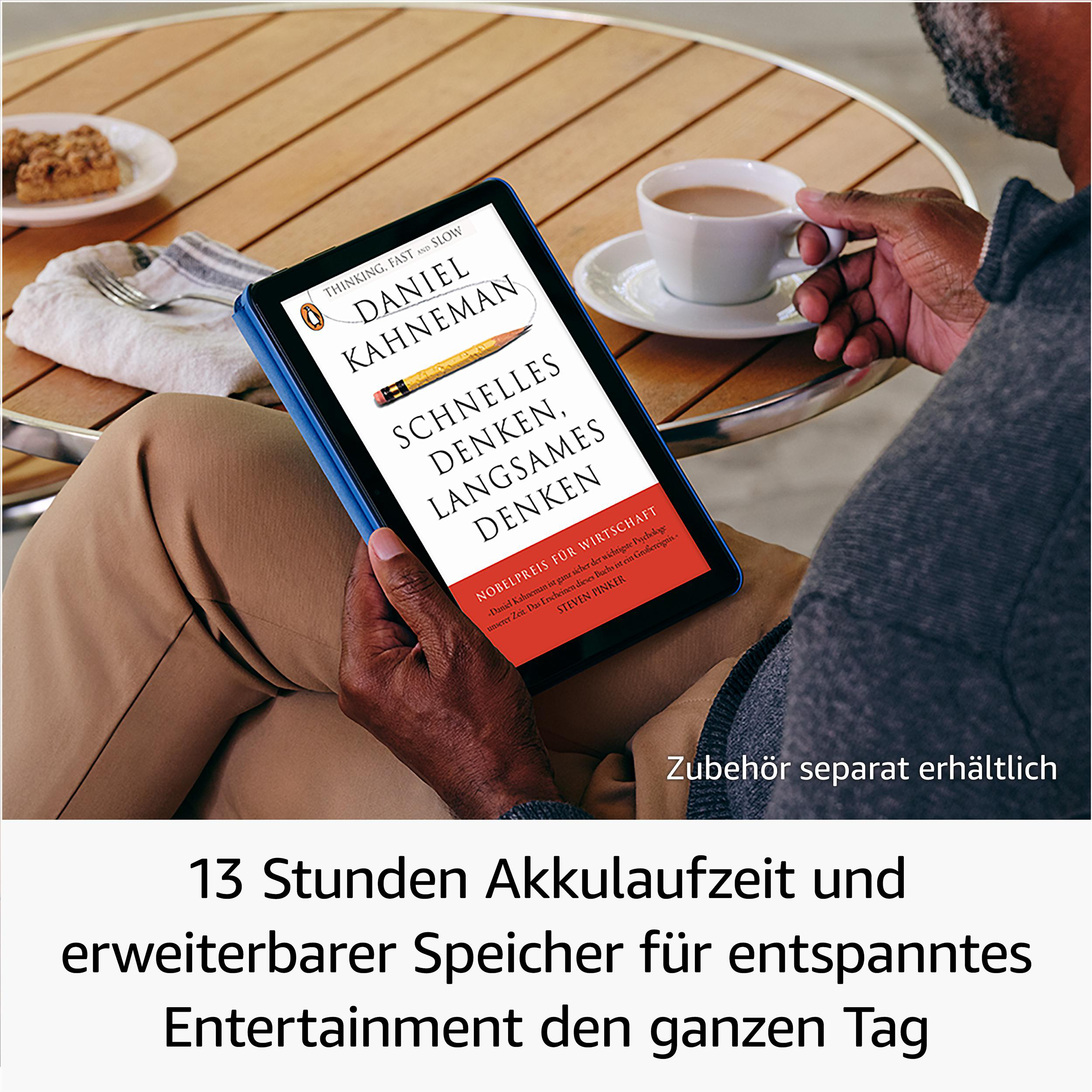 Person hält ein Tablet mit Buchcover, mit Kaffeetasse und Dessert auf einem Holztisch.