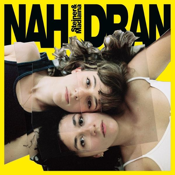 Zwei junge Frauen liegen auf gelbem Grund und schauen den Betrachter an. Der Titel lautet "NAH DRAN".