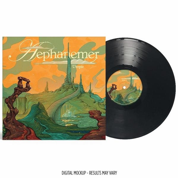 Eine Schallplatte mit einem farbenfrohen Cover, das eine Fantasielandschaft mit einer Brücke und Türmen zeigt. Die Schallplatte ist schwarz.