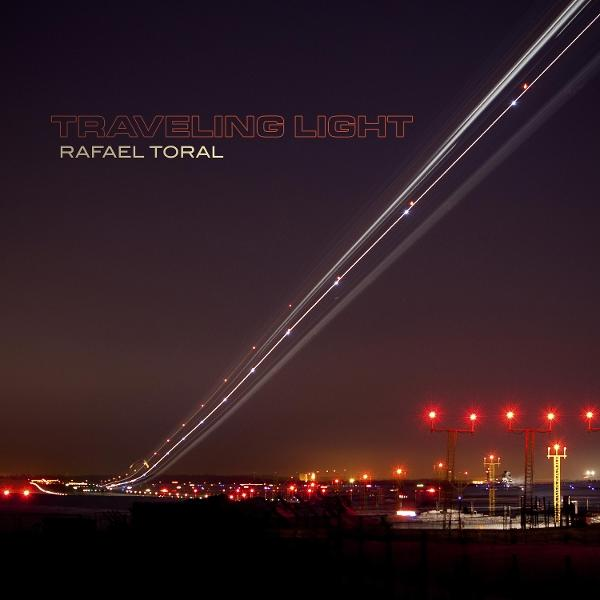 Nachtszene am Flughafen. Flugzeuglichtspuren ziehen sich über den dunklen Himmel. Rote Landebahnlichter und Stadtlichter sind sichtbar.