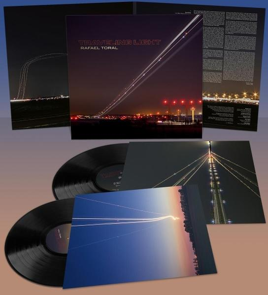 Albumcover 'Traveling Light' von Rafael Toral. Zeigt eine Nachtszene mit Lichtspuren, Stadtlichtern und Vinylplatten.
