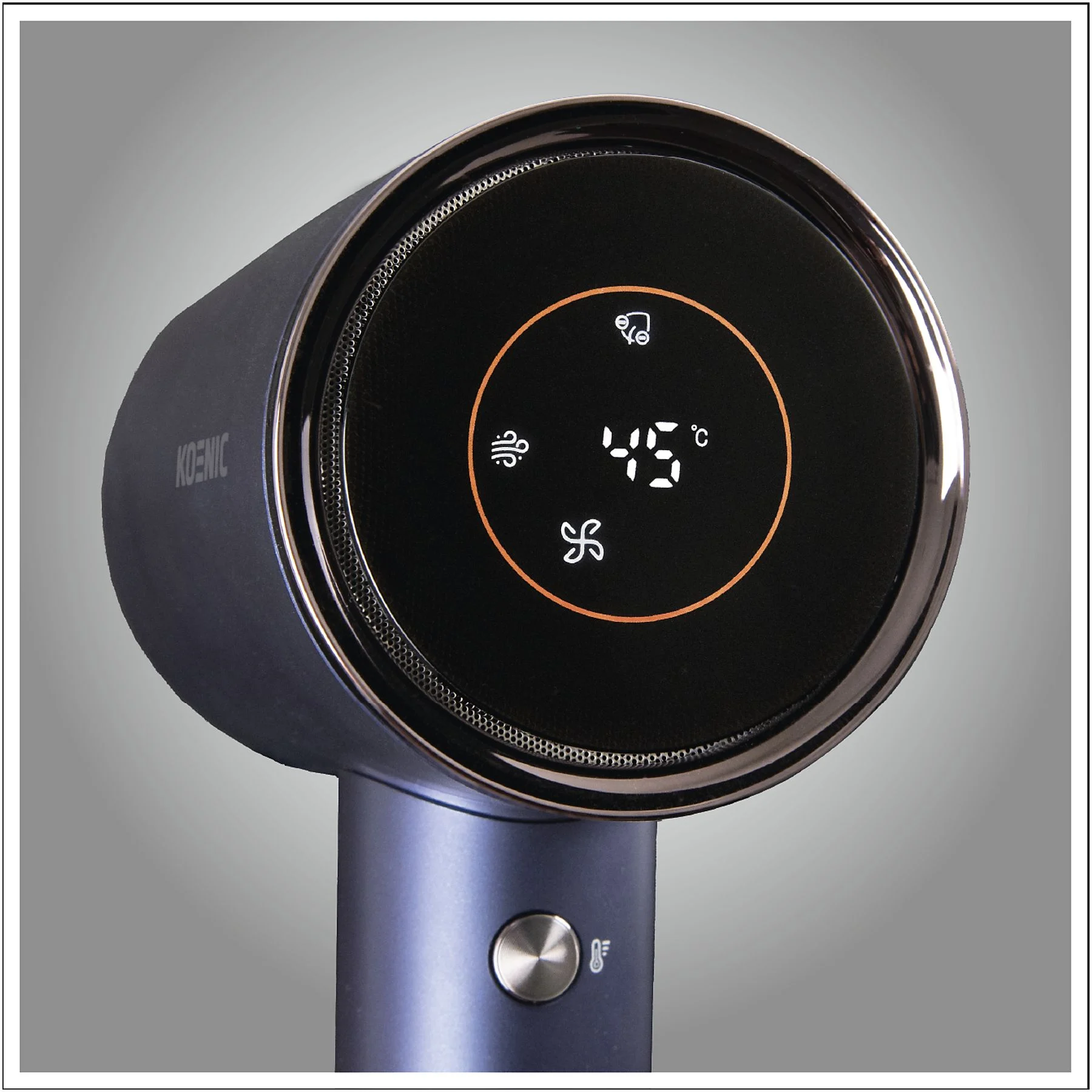 Niebiesko-czarna suszarka do włosów z cyfrowym wyświetlaczem pokazującym 45 stopni Celsjusza. Marka to Koenic.