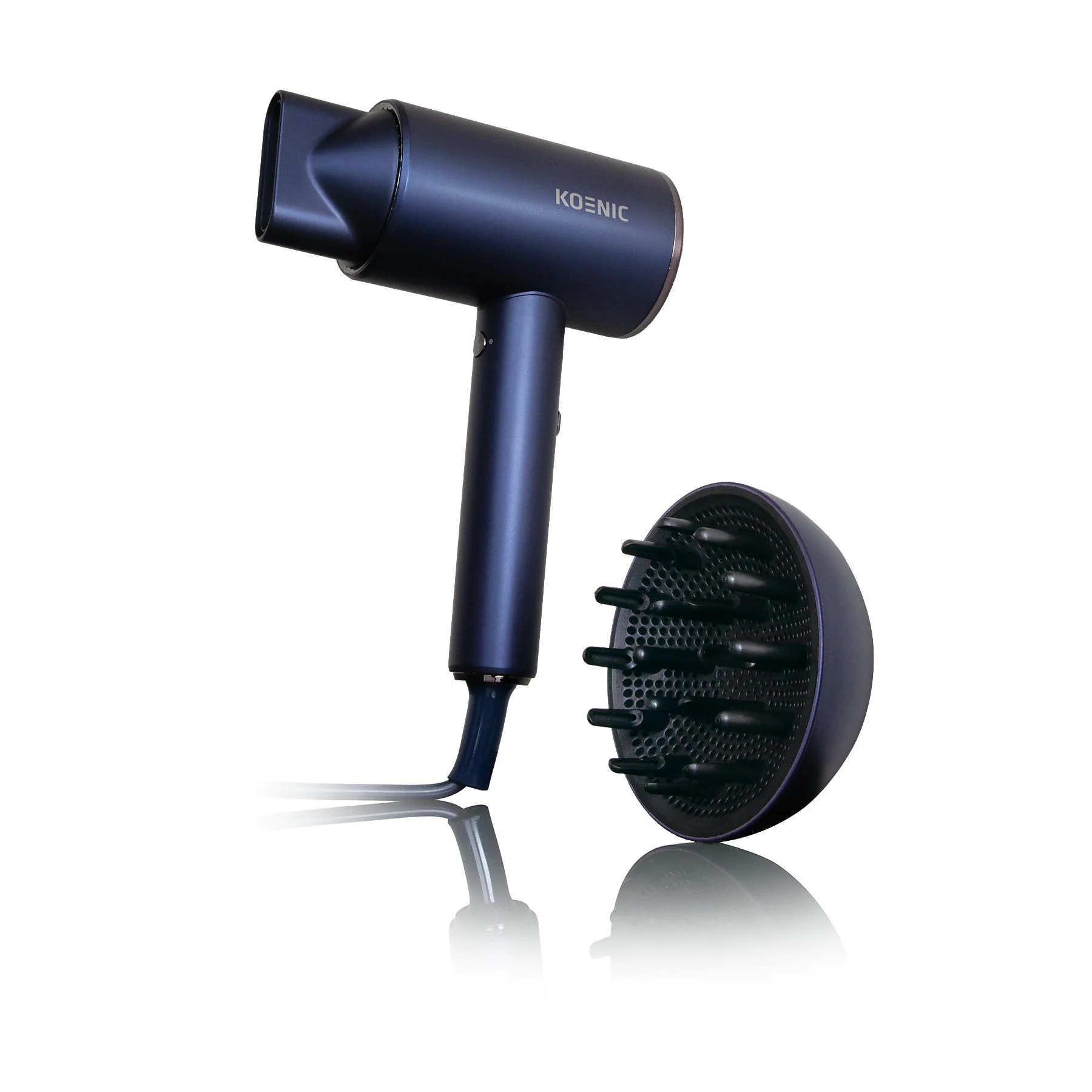 Niebieska suszarka do włosów i dyfuzor na białym tle. Suszarka jest oznaczona 'KOENIC'.