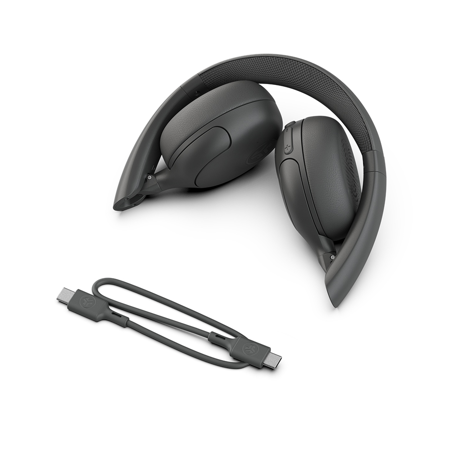 Casque gris, plié, avec câble de chargement, sur fond blanc. Le casque est de type supra-auriculaire.