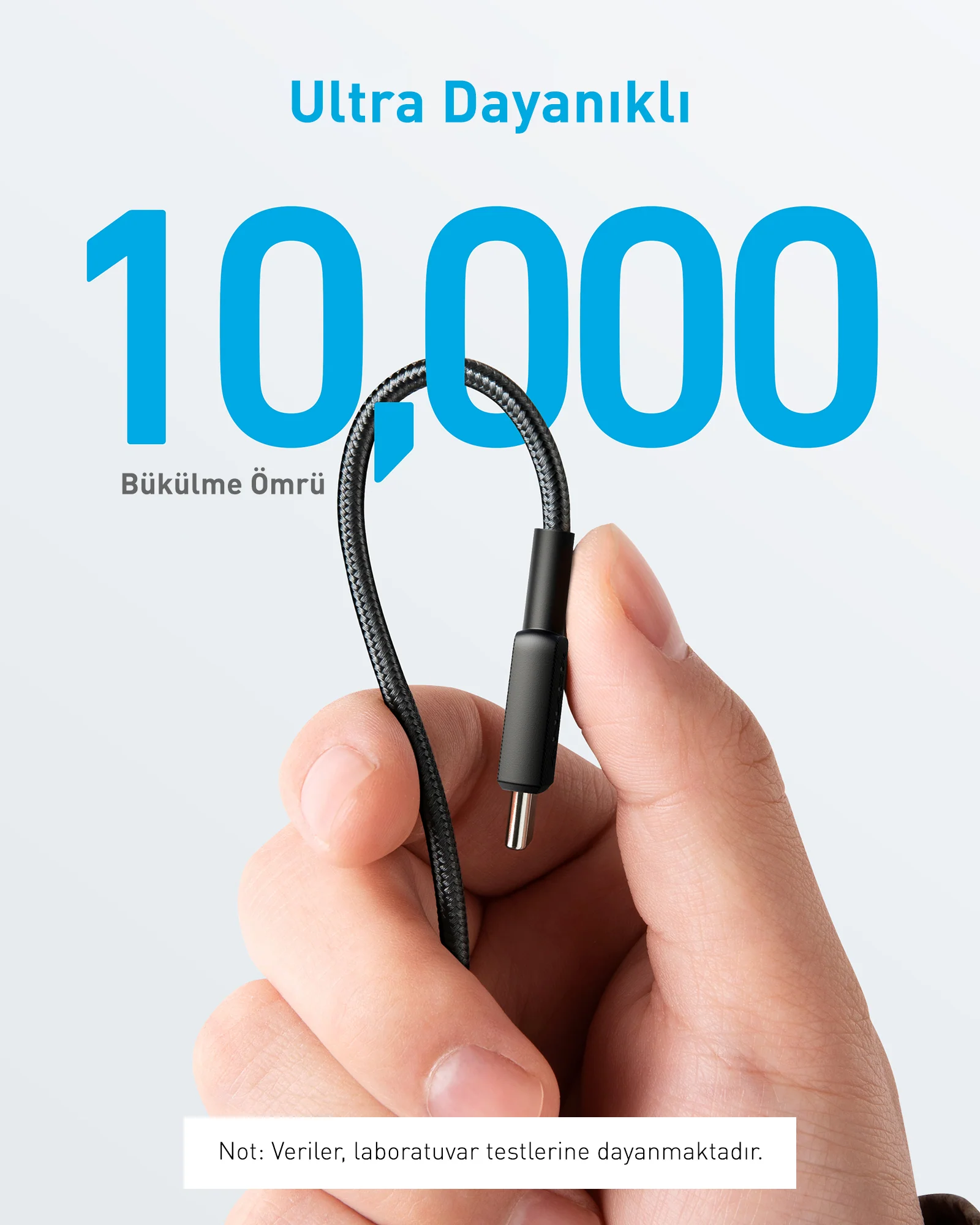 Bir el siyah bir USB-C kablosu tutuyor. Mavi sayılar '10.000' gösteriyor, altında 'Bükülme ömrü' yazısı var.