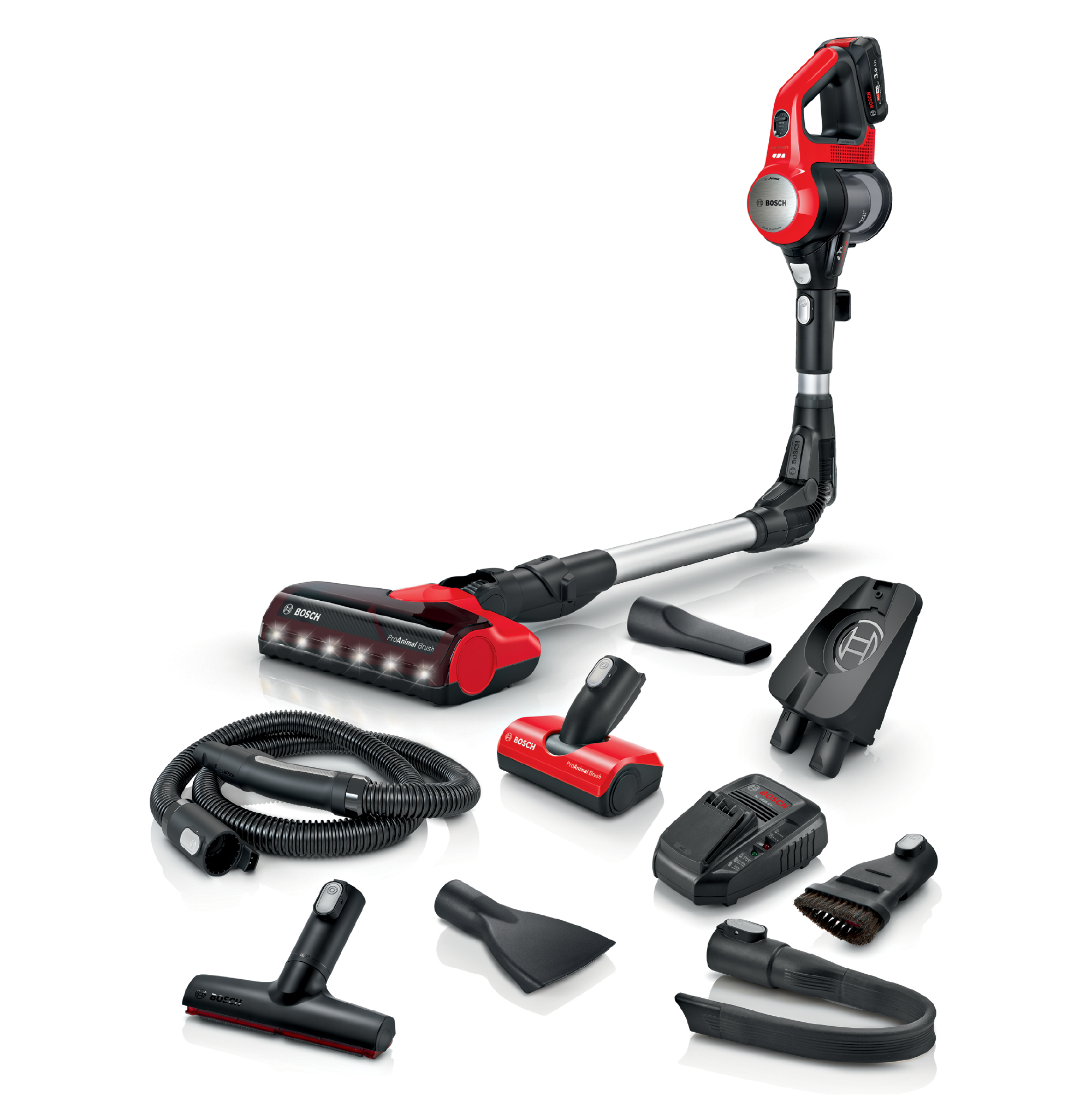 Ein kabelloser Bosch-Staubsauger mit roten und schwarzen Akzenten sowie verschiedenen Aufsätzen, auf weißem Hintergrund.