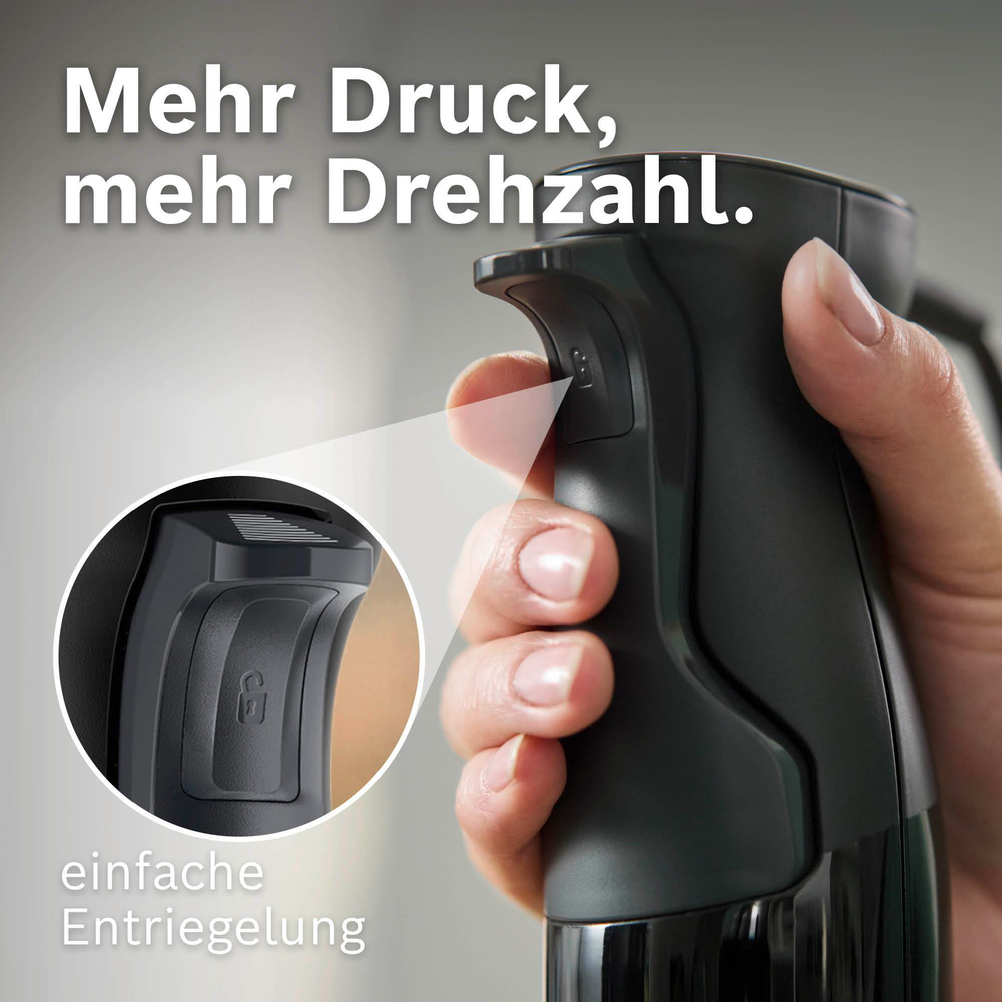 Eine Hand hält ein schwarzes Gerät und hebt dessen Funktionen hervor. Text lautet 'Mehr Druck, mehr Drehzahl' und 'einfache Entriegelung'.
