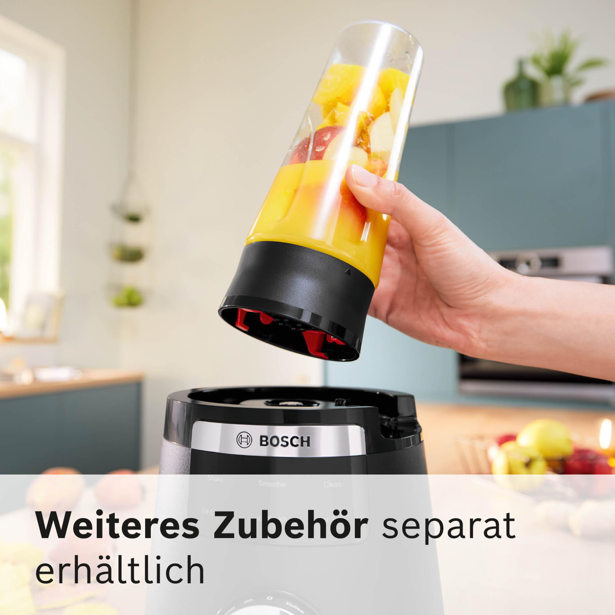 Eine Hand hält einen Mixerbecher mit Obst über einer Mixerbasis. Die Basis ist schwarz mit einem silbernen Bosch-Logo.