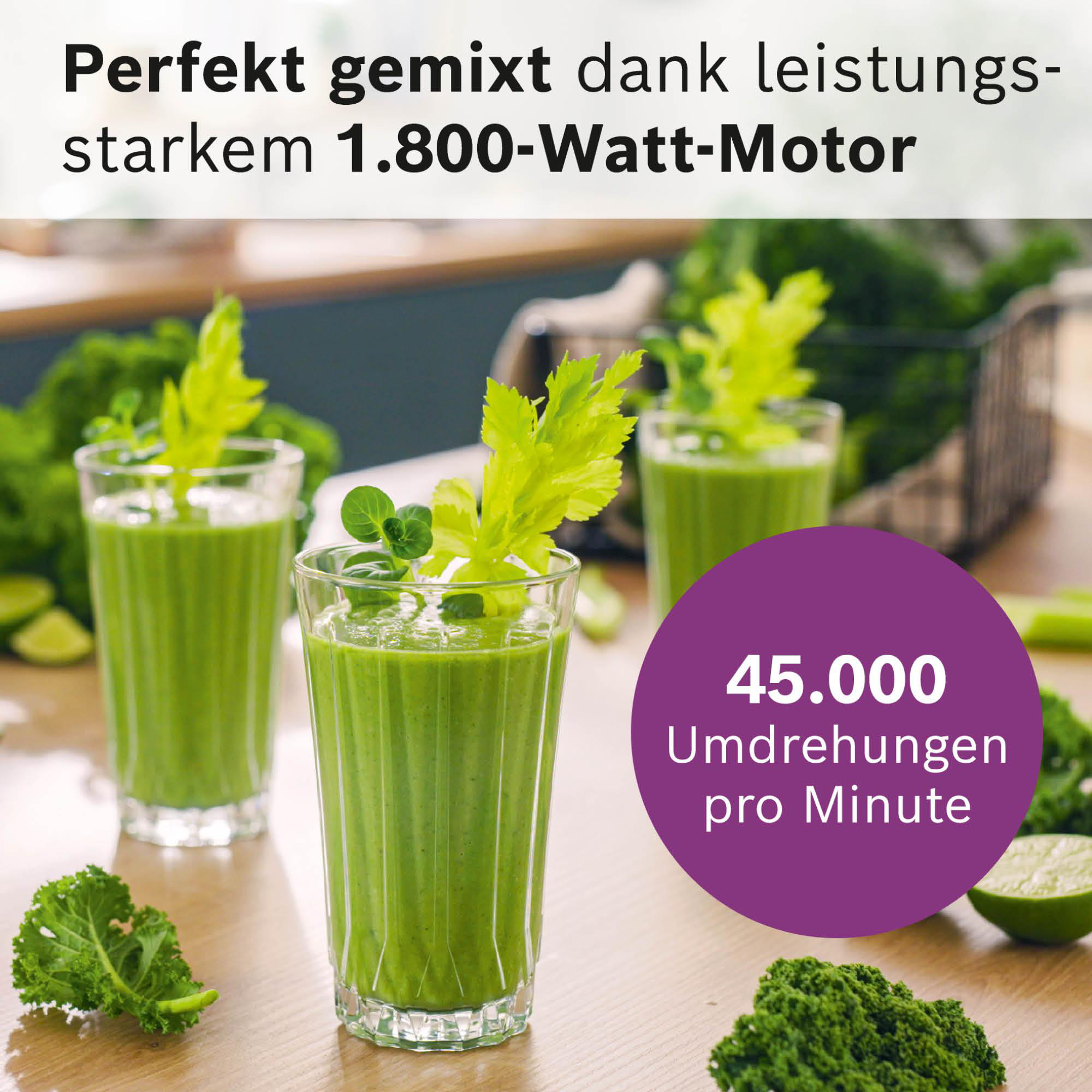 Drei grüne Smoothies mit Sellerie-Garnitur, Grünkohl und Limetten auf einem Holztisch. Ein lila Kreis hat Text.