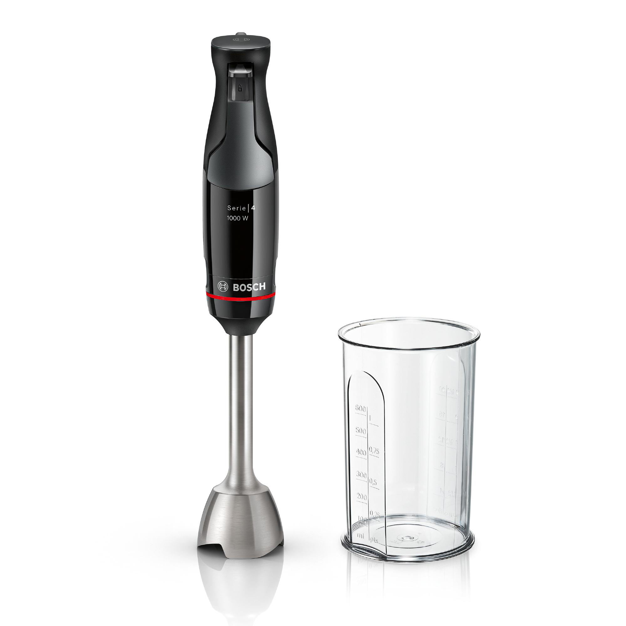 Ein schwarzer und silberner Stabmixer mit einem transparenten Messbecher. Der Mixer hat ein Bosch-Logo.