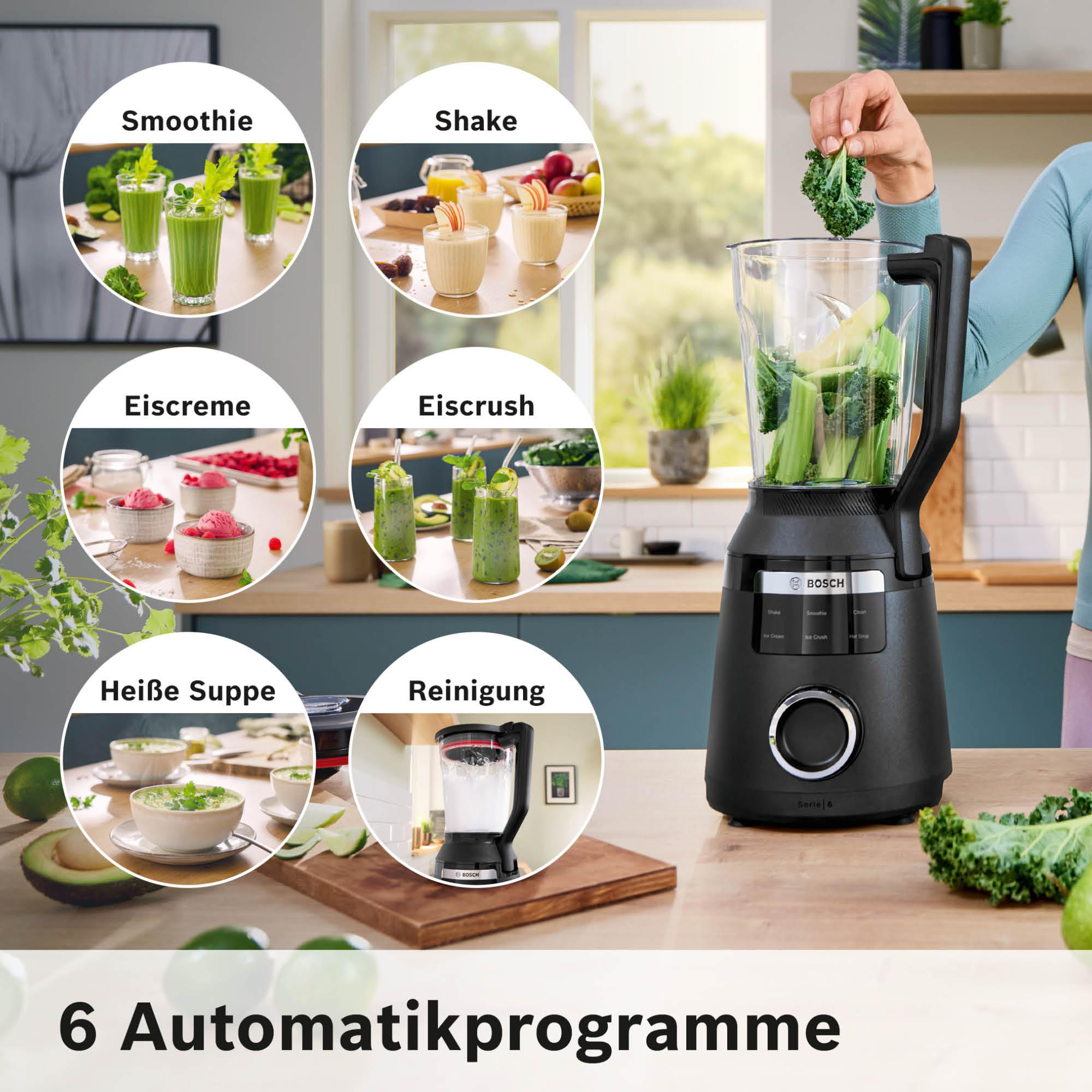 Ein Mixer mit Zutaten und Rezeptbeispielen. Eine Person fügt Grünkohl hinzu. Smoothie, Shake, Eiscreme, Suppe und Reinigungsoptionen.