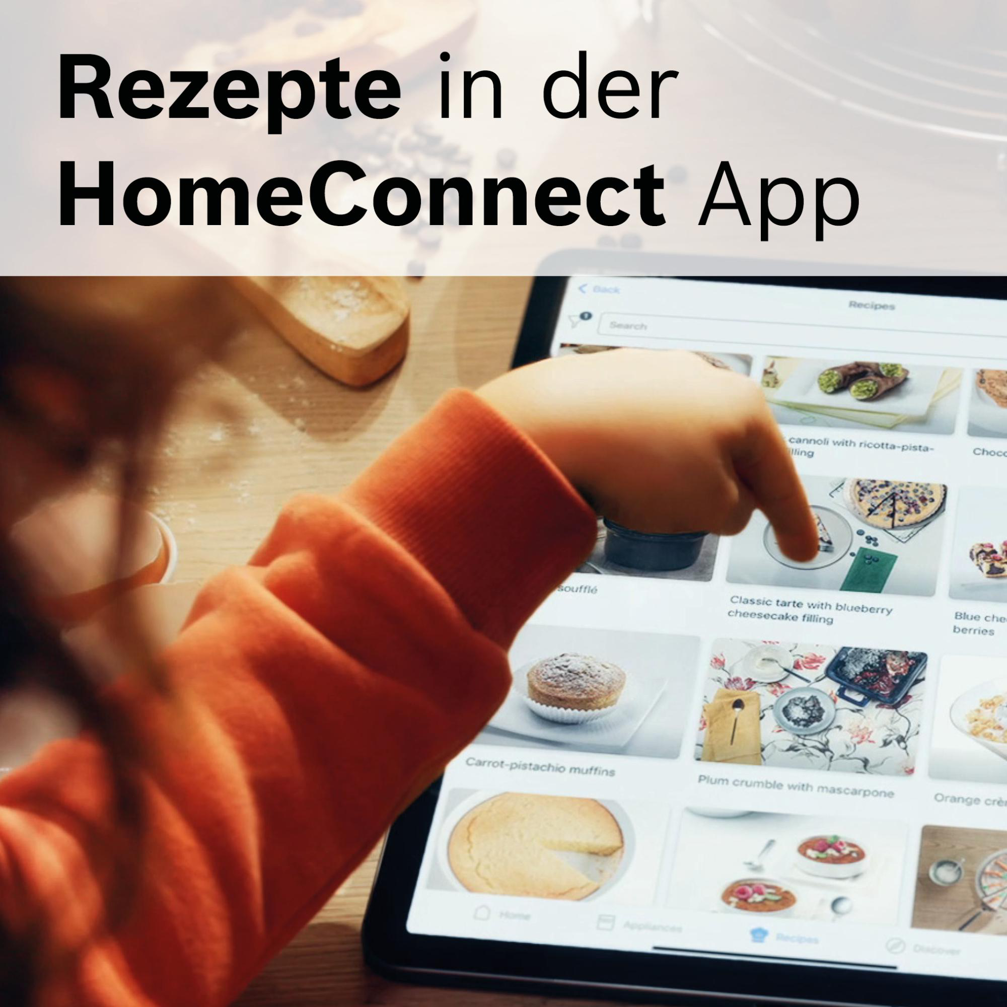 Ein Kinderhand berührt einen Tablet-Bildschirm mit Rezepten. Das Tablet zeigt eine Rezept-App mit Essensbildern.