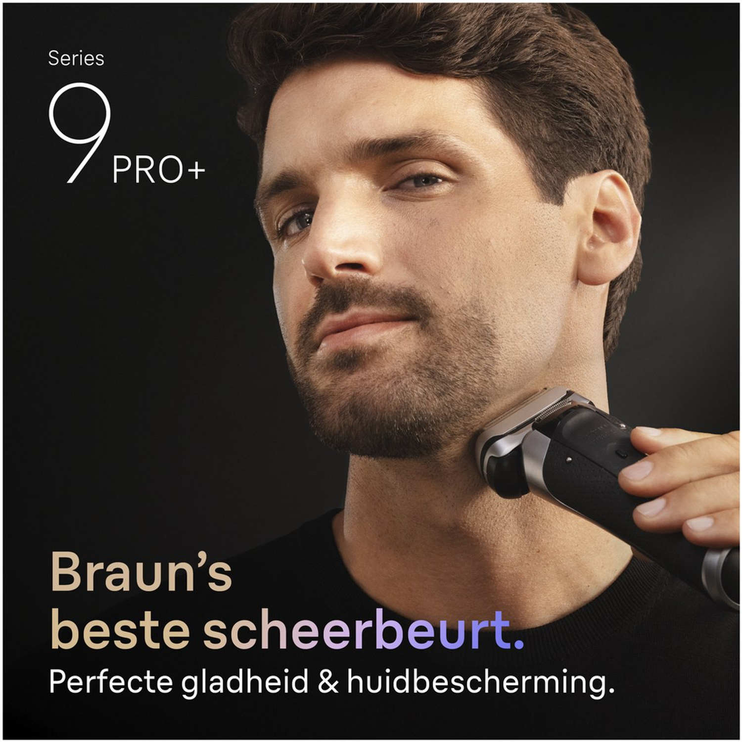 Een man scheert zijn nek met een elektrisch scheerapparaat. De Braun Series 9 PRO+ is in gebruik. Zwarte achtergrond met tekst.