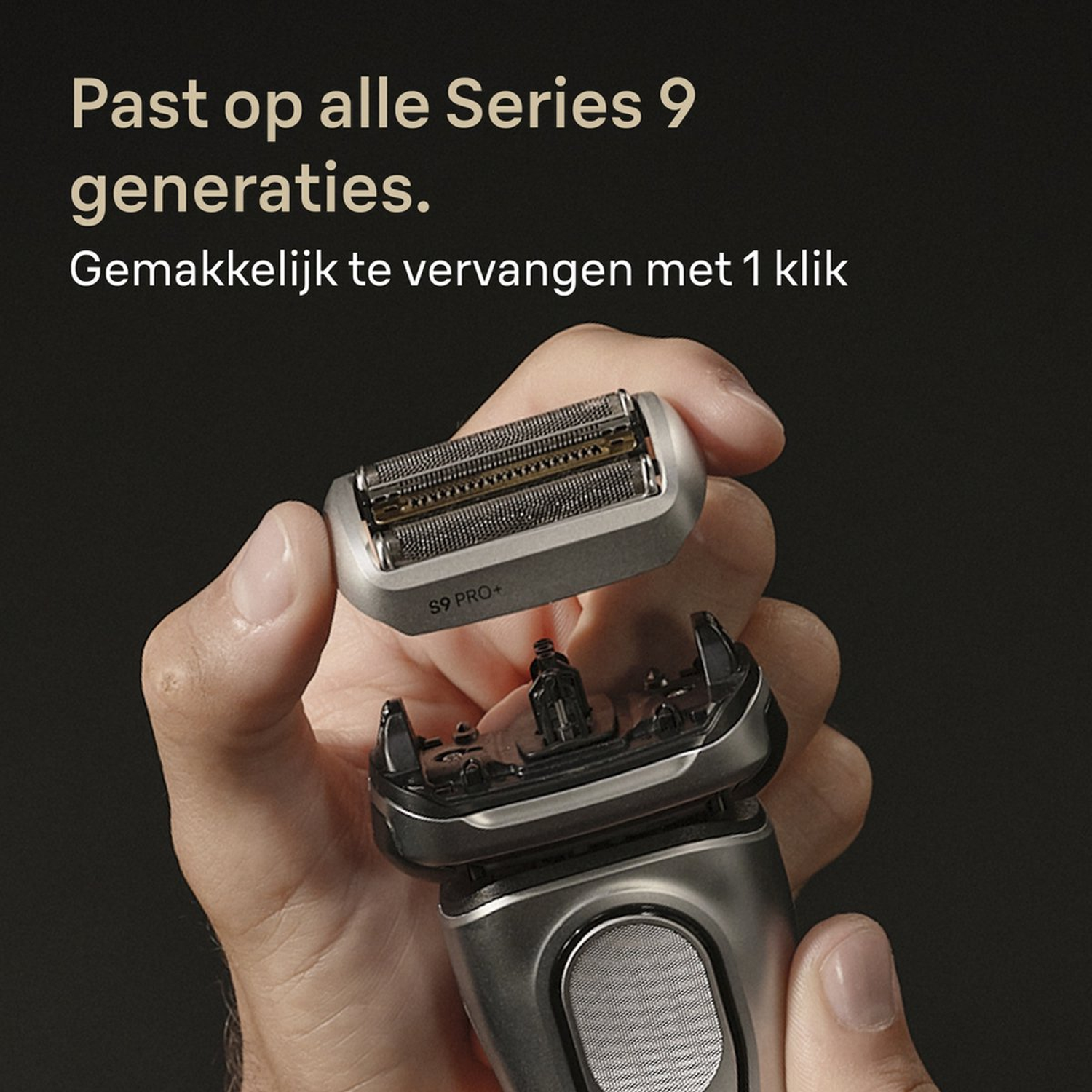 Een hand houdt een open elektrisch scheerapparaat vast met een zilveren kop en een zwarte behuizing tegen een donkere achtergrond.