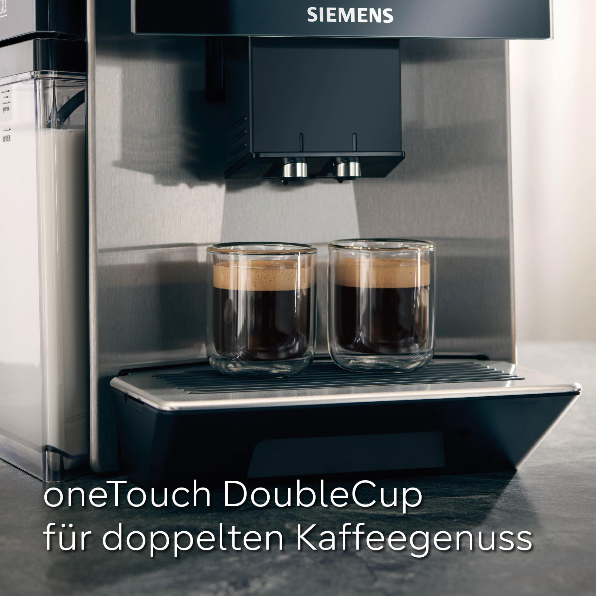 Eine Siemens-Kaffeemaschine mit zwei Espressotassen. Milchbehälter links. Text: 'oneTouch DoubleCup'.