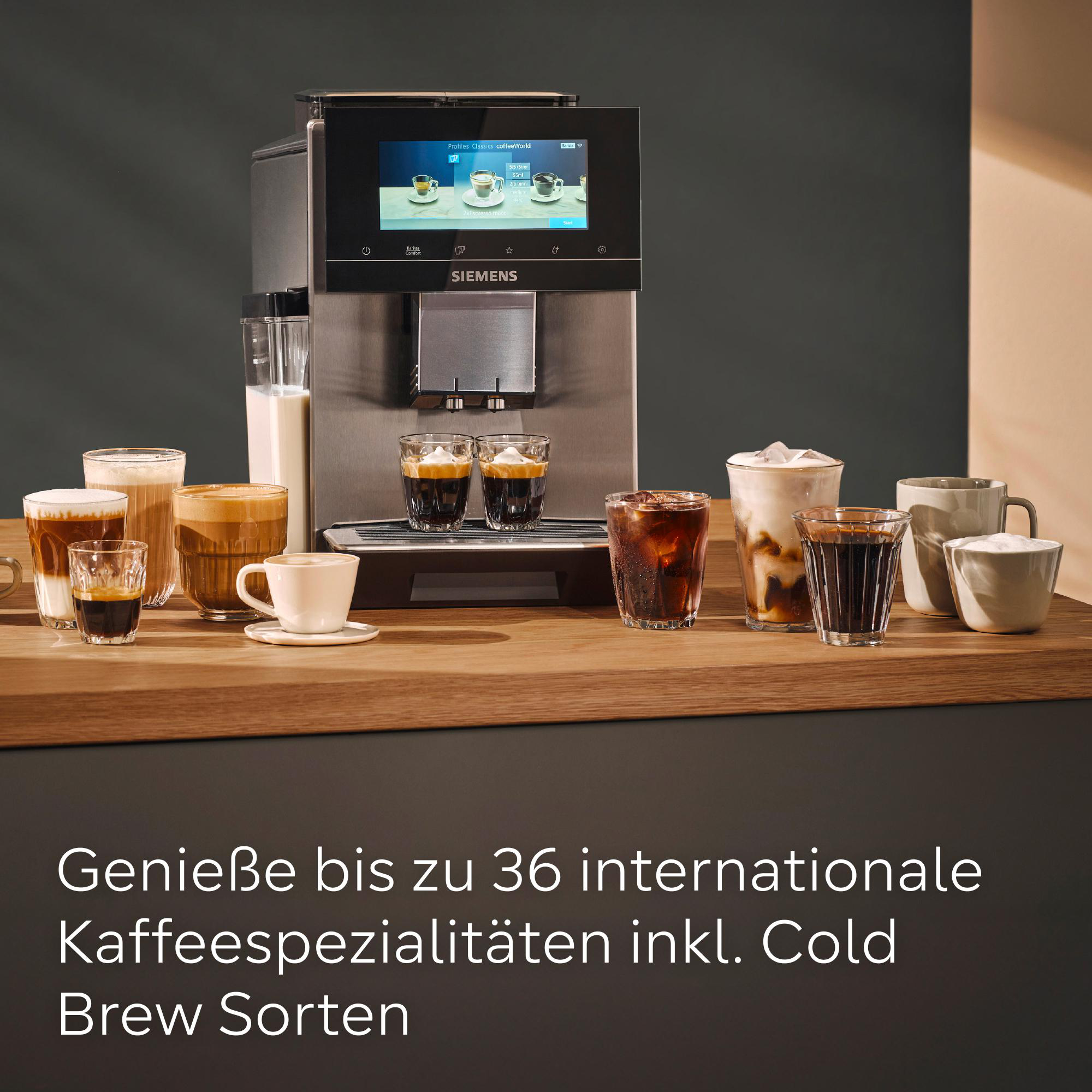 Kaffeemaschine mit verschiedenen Kaffeegetränken auf Holz. Text: Genießen Sie bis zu 36 internationale Kaffeespezialitäten.