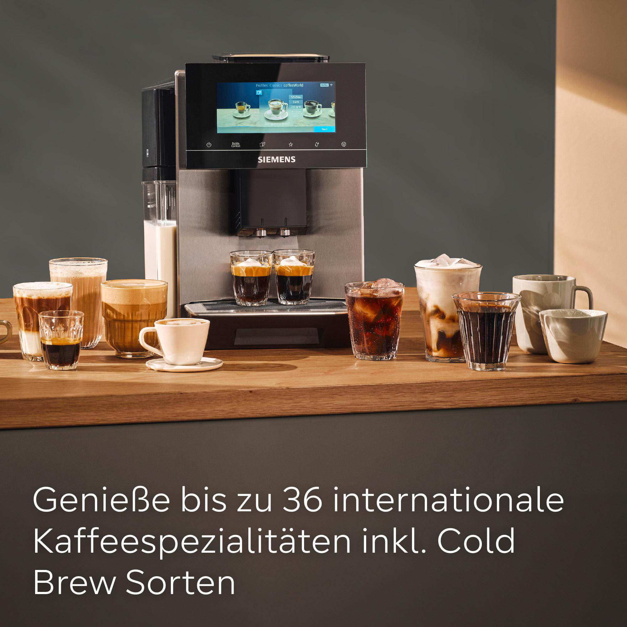Kaffeemaschine mit verschiedenen Kaffeegetränken. Tassen und Gläser auf Holz. Text unten.