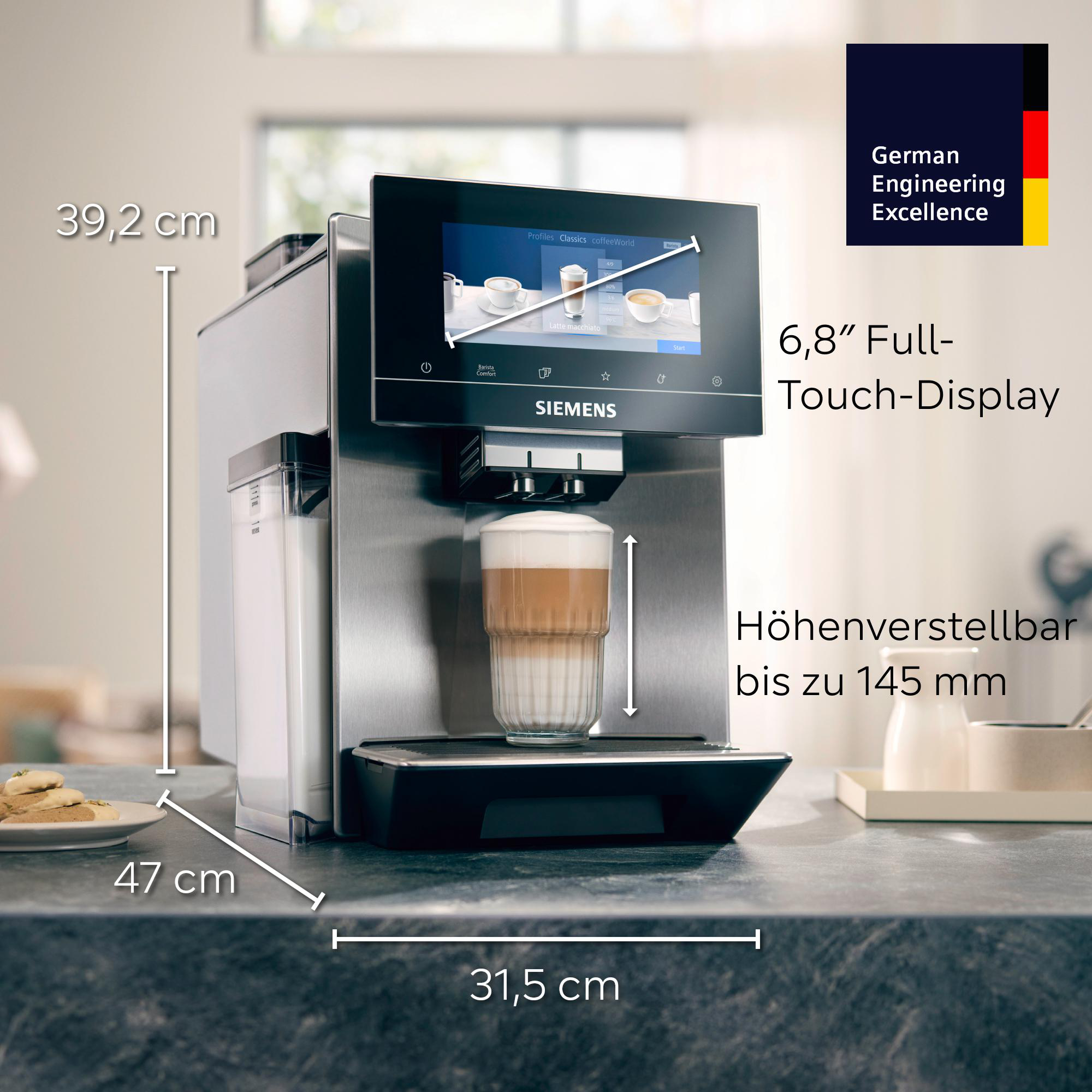 Eine silberne Siemens-Kaffeemaschine mit Latte Macchiato im Glas. Abmessungen werden angezeigt. Logo für deutsche Ingenieurskunst.