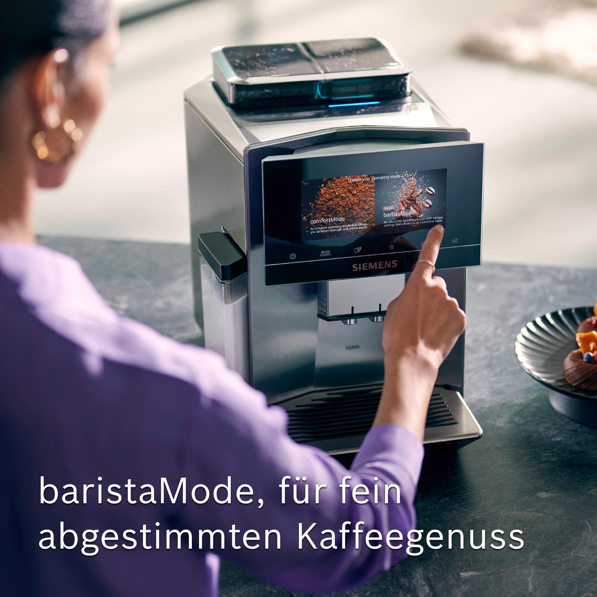 Eine Person wählt den Barista-Modus auf dem Touchscreen einer Siemens-Kaffeemaschine aus. Text: baristaMode, für fein abgestimmten Kaffeegenuss.