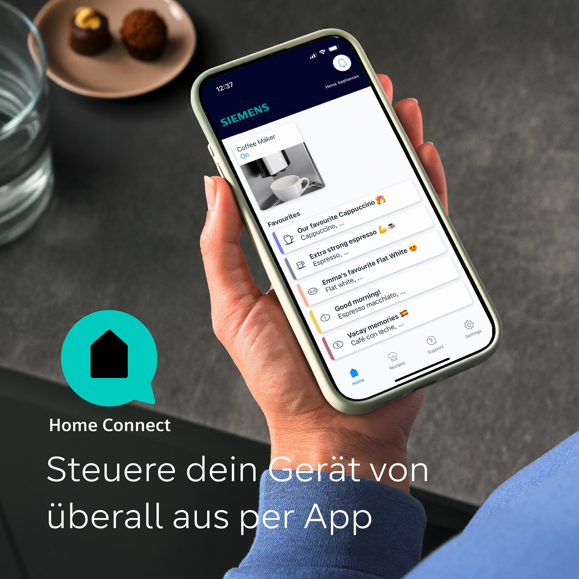 Hand, die ein Telefon hält, das eine Kaffee-App zeigt. Die App zeigt Kaffeeoptionen an. Im Hintergrund befinden sich Essen und ein Logo.