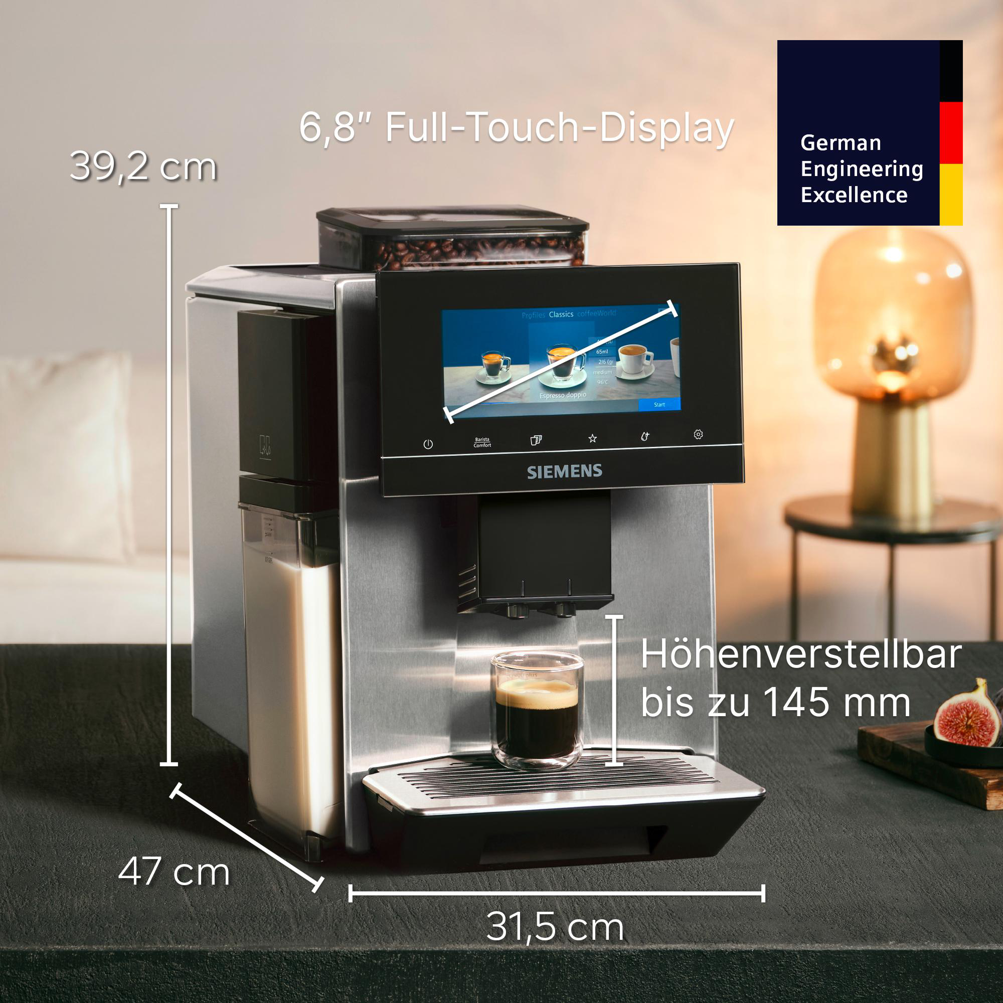 Eine silberne Siemens Kaffeemaschine mit Touch-Display. Ein Kaffee wird eingefüllt. Abmessungen sind angegeben.