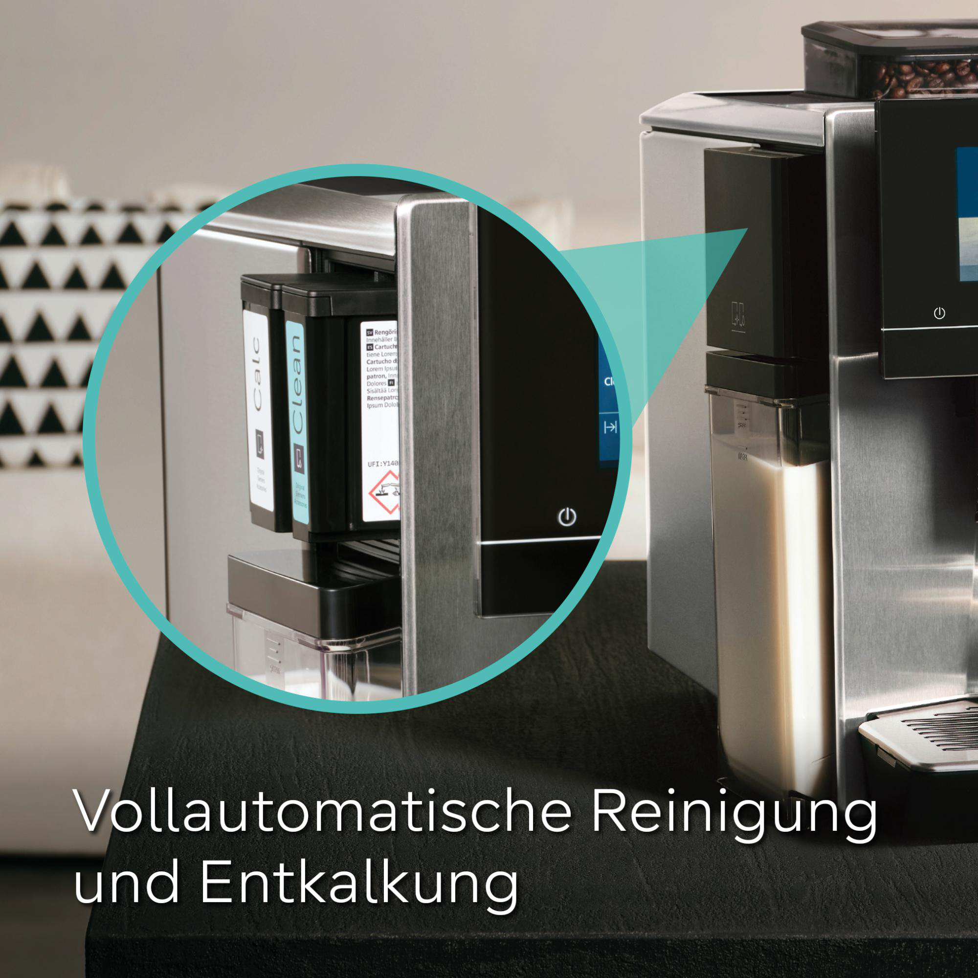 Kaffeemaschine mit Reinigungskartuschen. Milchbehälter sichtbar. Text unten: Vollautomatische Reinigung und Entkalkung.