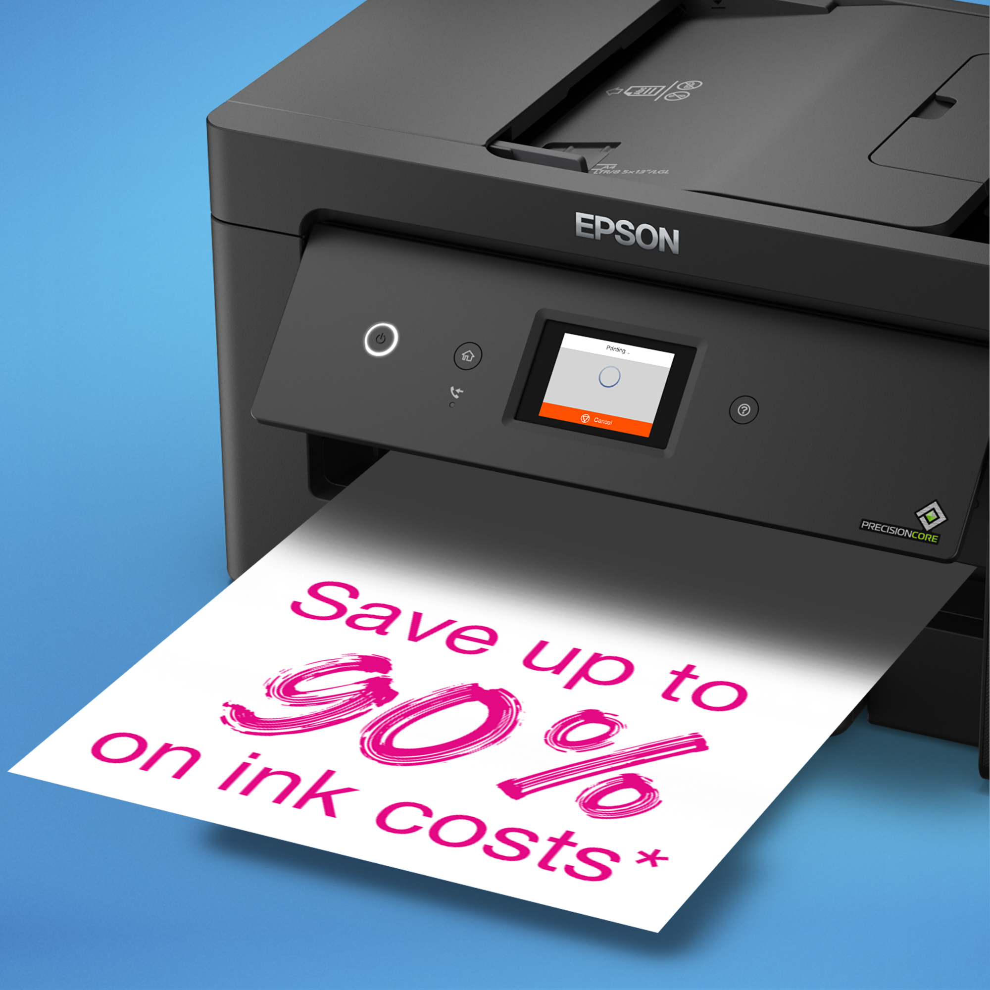 Egy fekete Epson nyomtató, amelyen egy papír látható, amely a következő szöveget tartalmazza: „Akár 90% tintaköltséget takaríthat meg” kék háttér előtt.