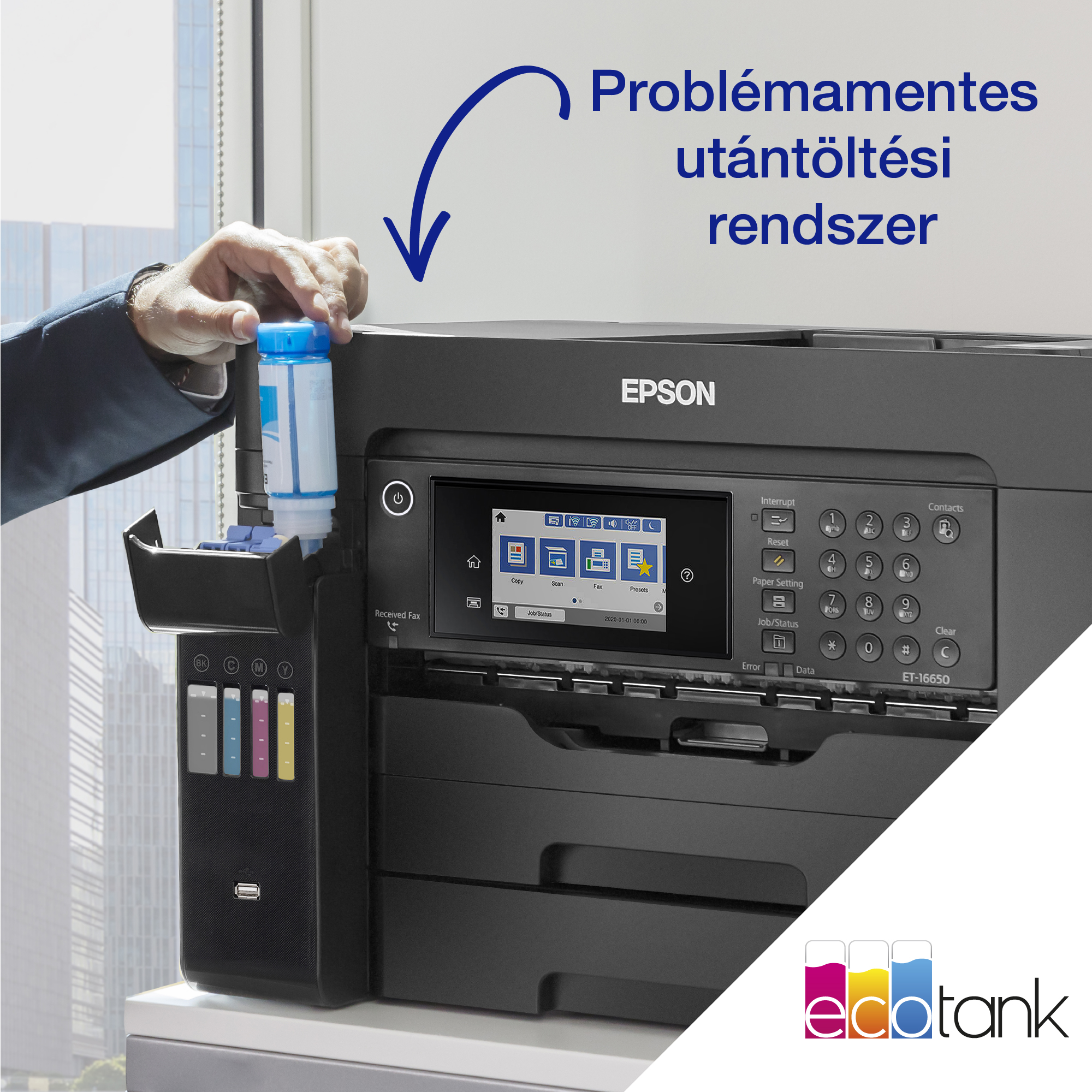 Egy személy egy kék kupakos palackkal tölti fel az Epson nyomtató tintatartályát.
