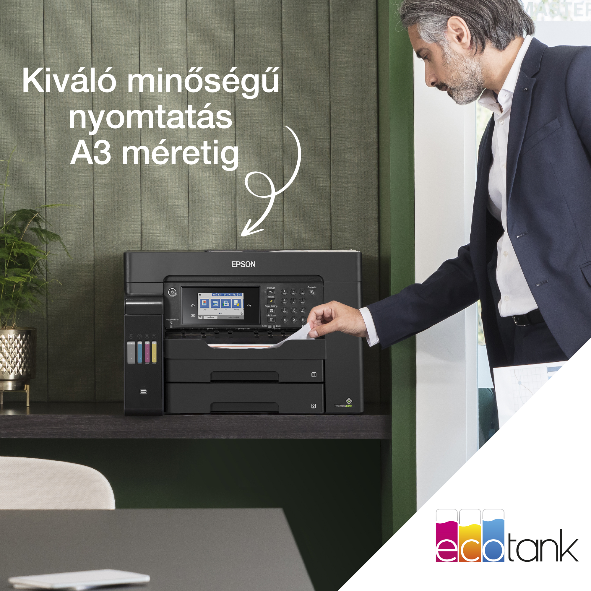 Egy öltönyös férfi fekete Epson nyomtatót használ. Szöveg: 'Kiváló minőségű nyomtatás A3 méretben'.