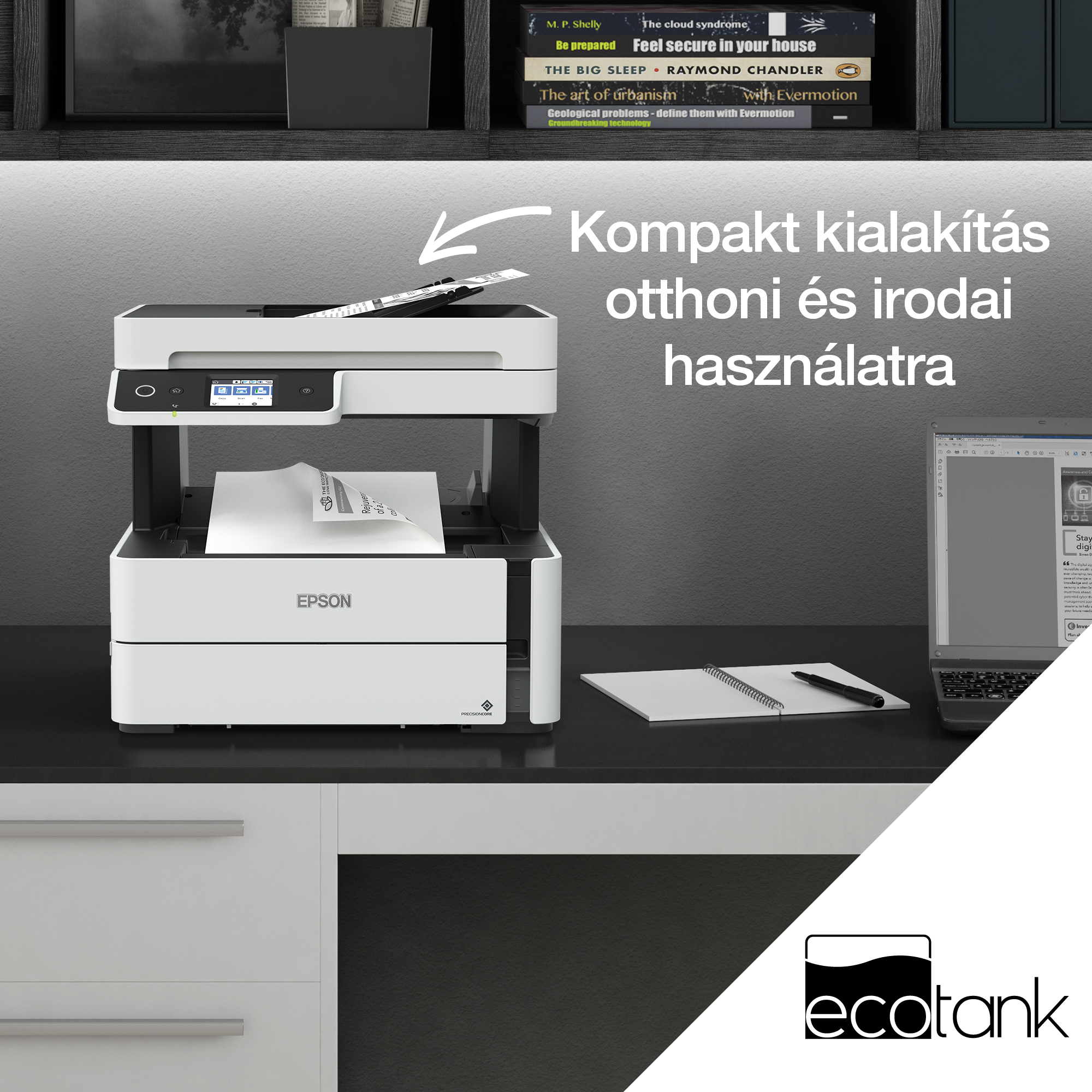 Egy fehér Epson nyomtató egy asztalon van, laptop, jegyzetfüzet és toll társaságában. Könyvespolc a háttérben. A kép otthoni és irodai használatra hirdet.