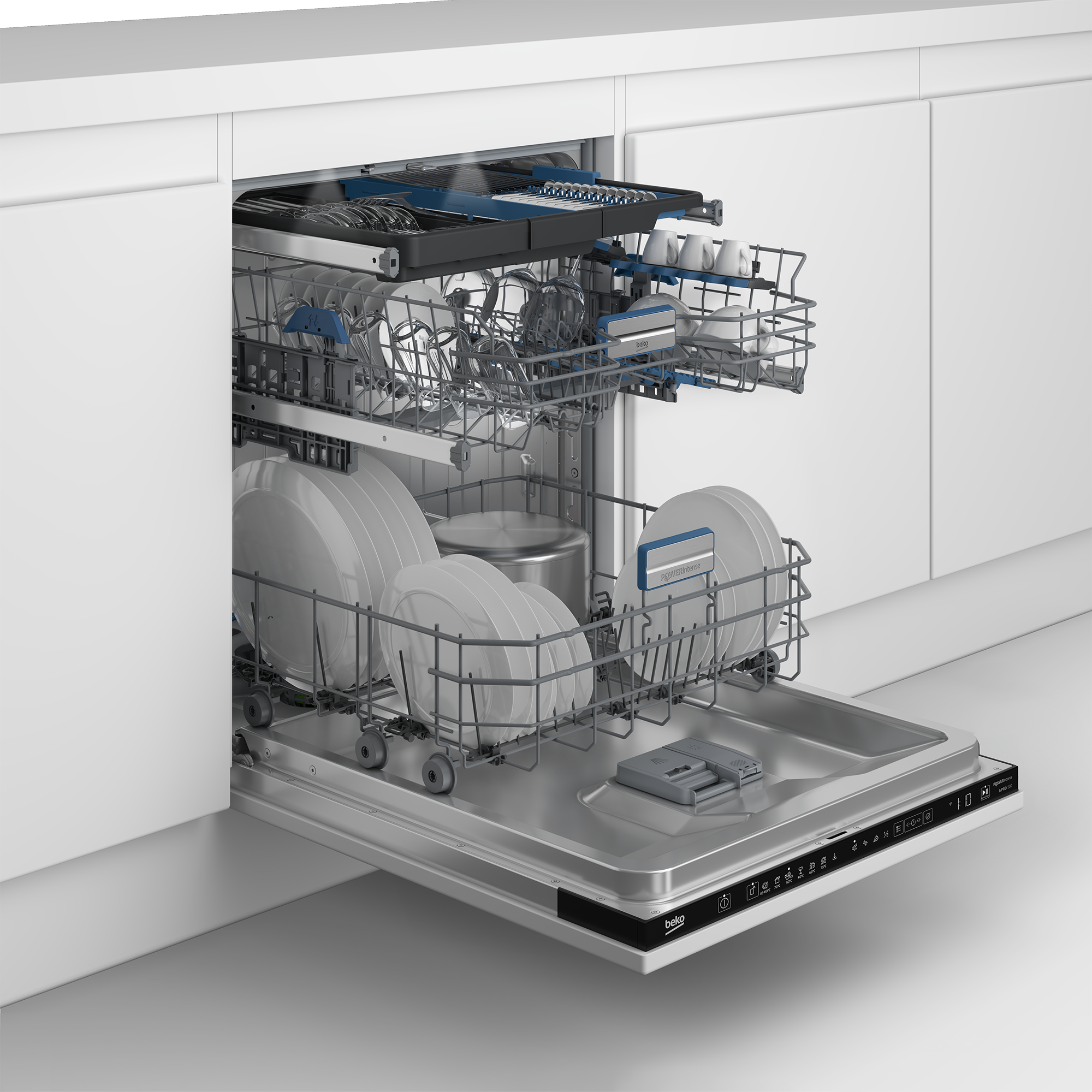 Otwarta zmywarka z naczyniami, szklankami i sztućcami. Zmywarka ze stali nierdzewnej, z białymi szafkami dookoła.