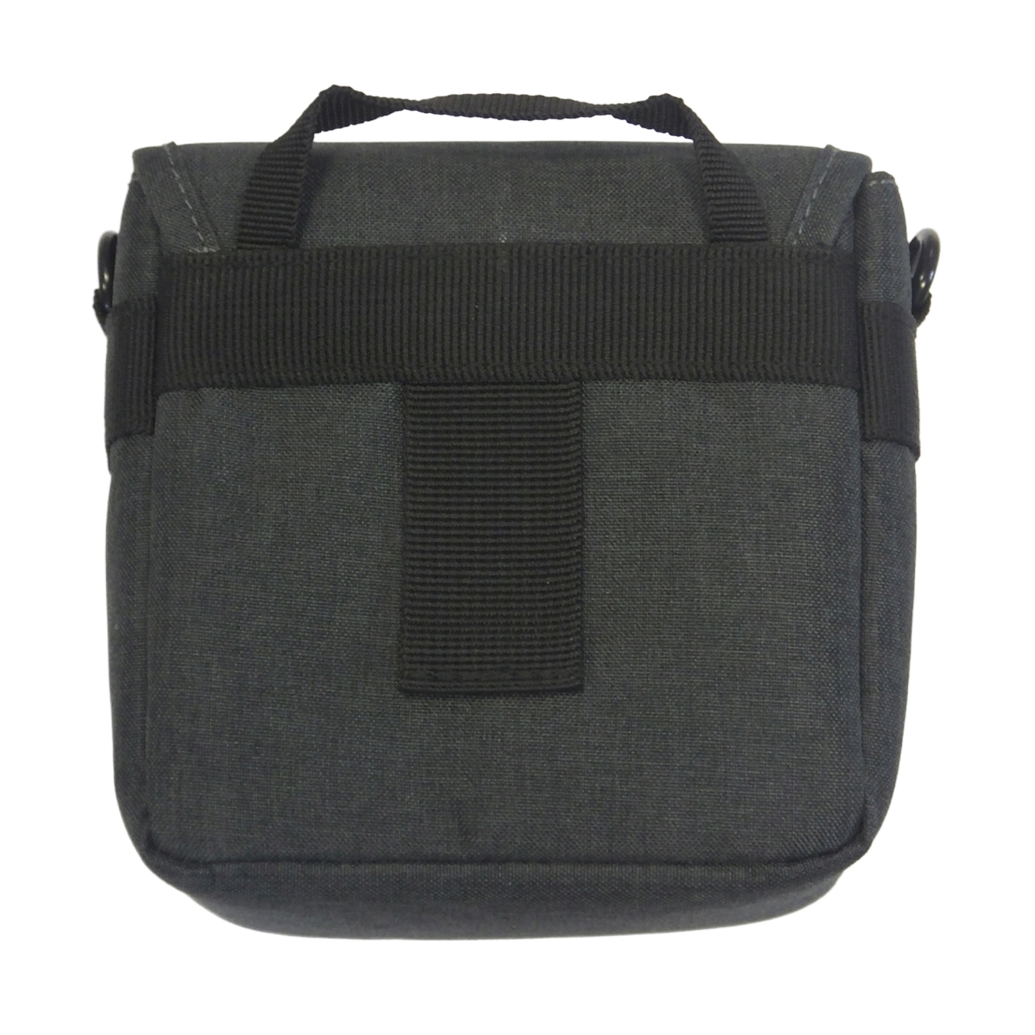 Una borsa nera per fotocamera con manico e tracolla. La borsa ha una patta e una cinghia nera al centro.