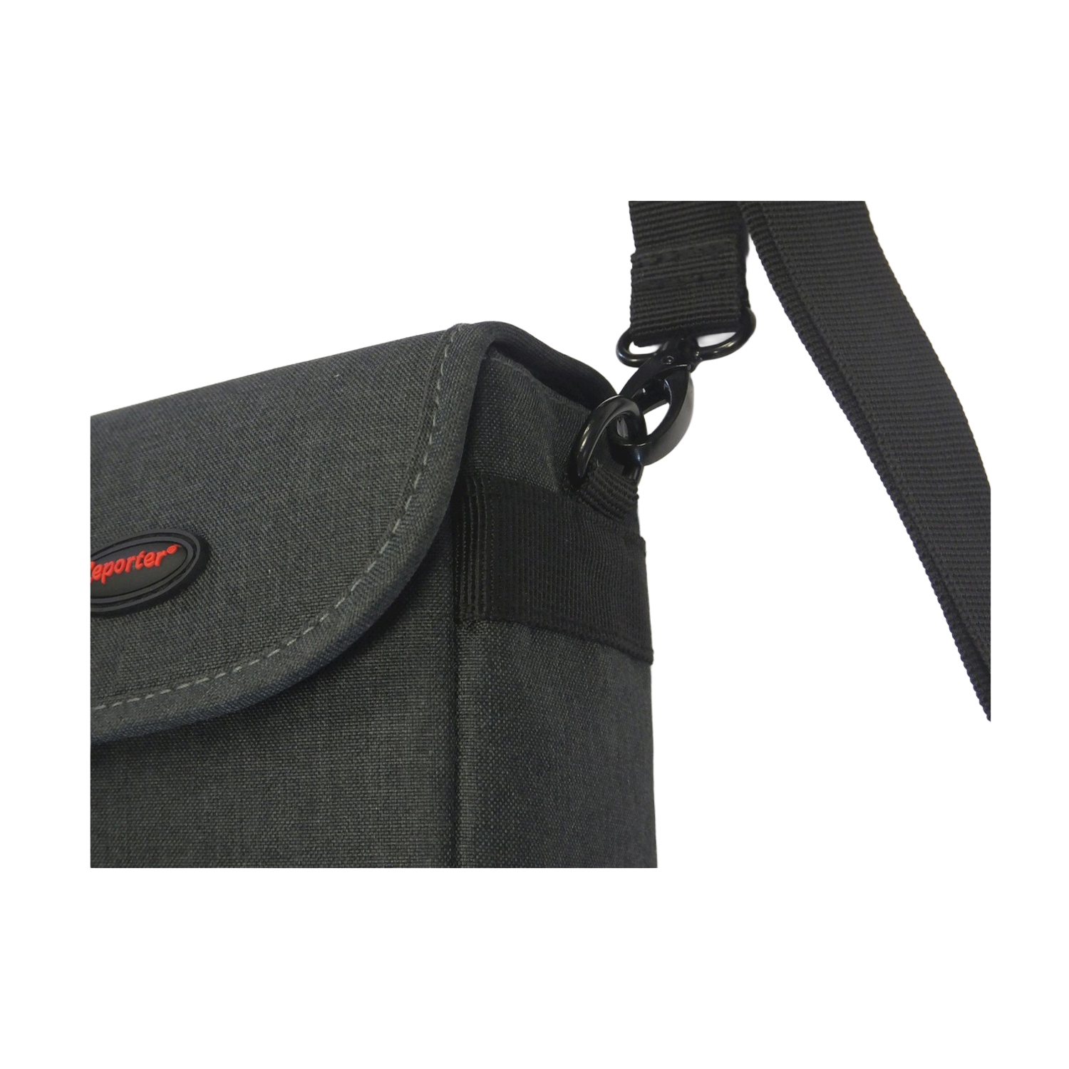 Primo piano di una borsa per fotocamera grigio scuro con cinturino nero e chiusura in metallo. La borsa ha un logo rosso e cuciture.