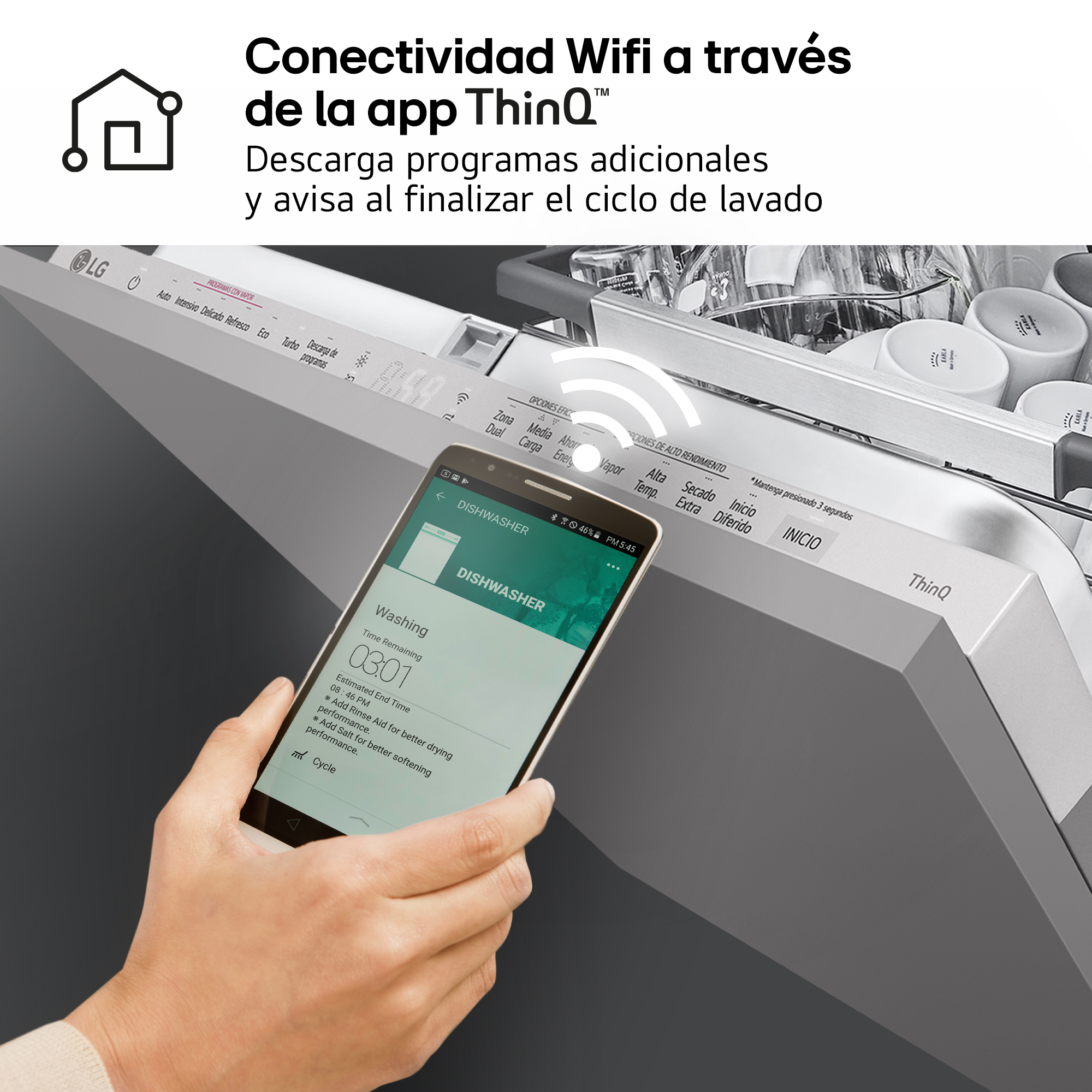 Conectividad Wifi a través de la app ThinQ. Descarga programas adicionales y avisa al finalizar el ciclo de lavado. Mano con móvil y panel.