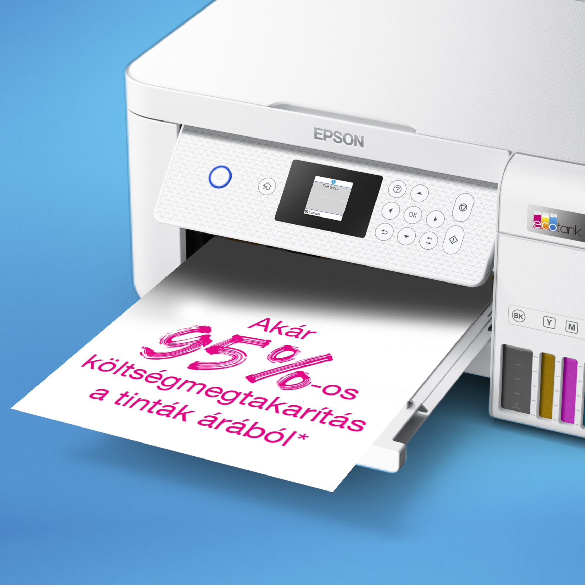 Egy fehér Epson nyomtató rózsaszín szöveggel nyomtat egy papírra kék háttérrel. A szöveg: '95% megtakarítás'.