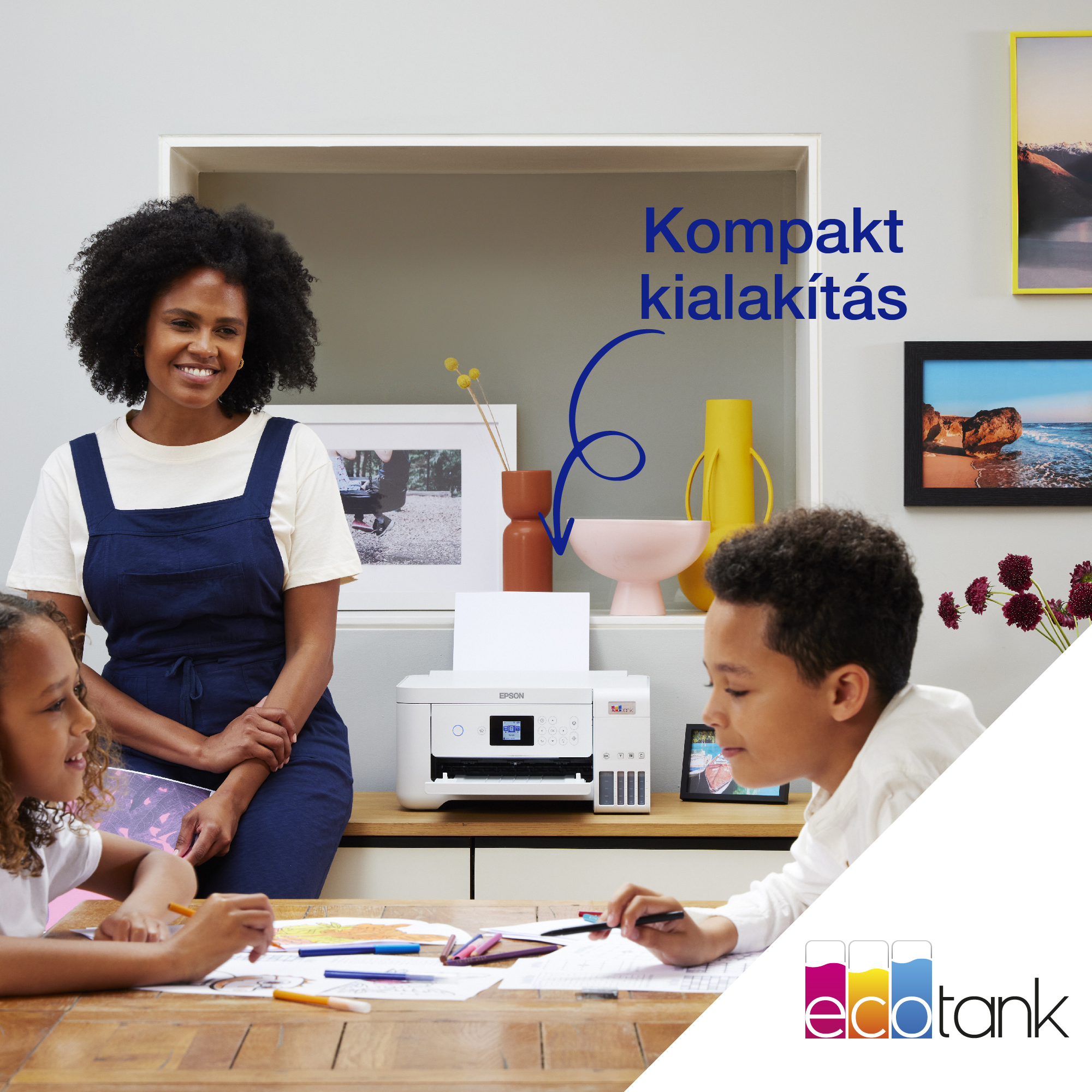 Család gyerekekkel, akik egy asztalnál színeznek, egy nő mosolyog a közelben. Egy Epson nyomtató van az asztalon. A szöveg 'Kompakt kialakítás'.