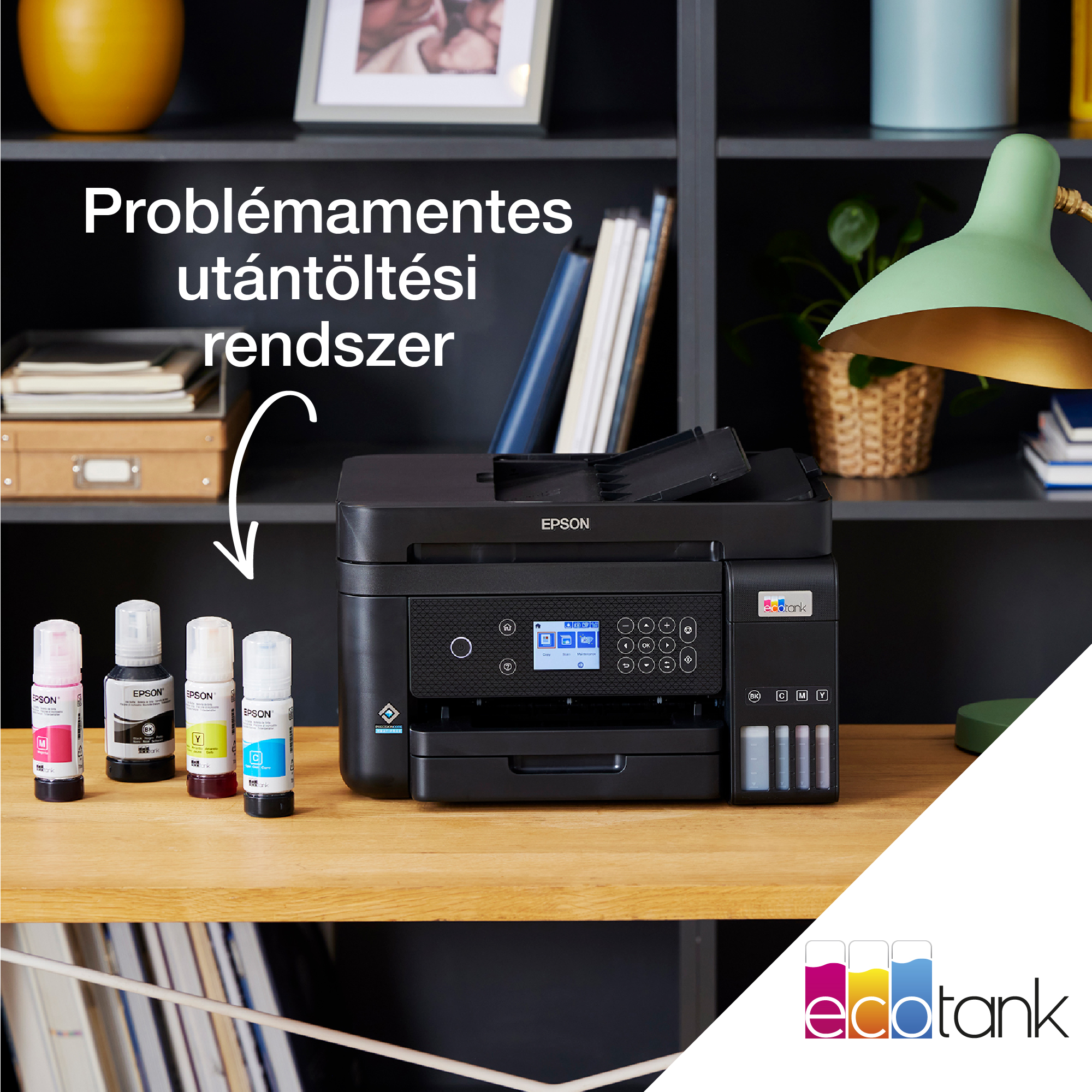 Egy Epson nyomtató tintapalackokkal, zöld lámpa és könyvespolc. A szöveg: 'Problemamentes utántöltési rendszer'.