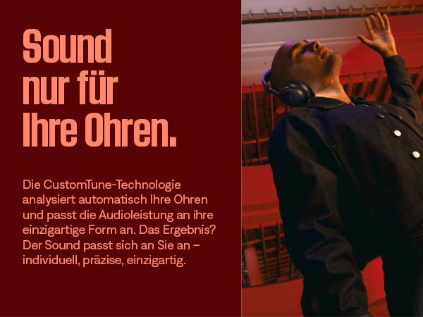 Mann mit Kopfhörern blickt nach oben, Arm erhoben. Text auf Deutsch: 'Sound nur für Ihre Ohren.' Roter und schwarzer Hintergrund.