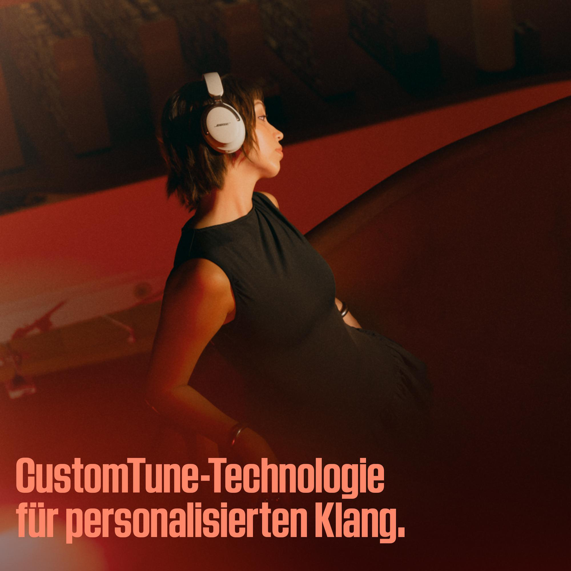 Frau mit weißen Kopfhörern, schwarzem Kleid, posierend. Roter und brauner Hintergrund mit Text über personalisierten Klang.