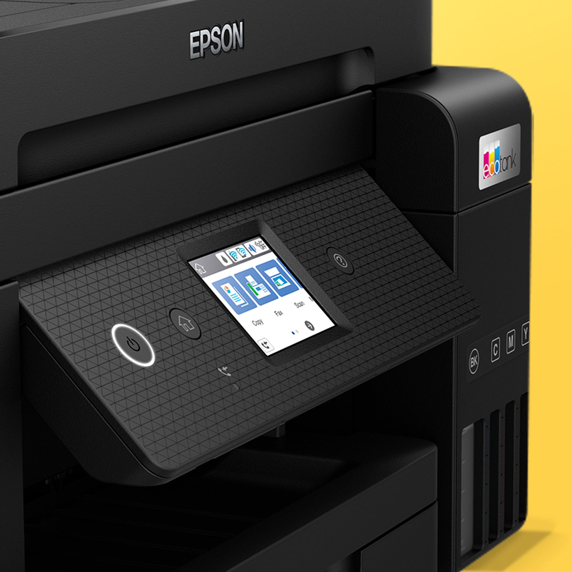Egy fekete Epson nyomtató, amelynek képernyőjén másolási, faxolási és szkennelési lehetőségek jelennek meg. A nyomtatón van egy bekapcsológomb és egy ecotank logó.
