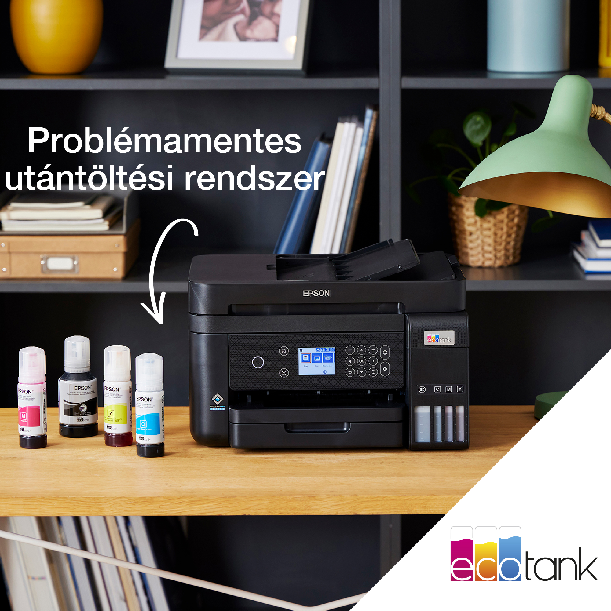 Egy Epson ecotank nyomtató tintapalackokkal és magyar felirattal. A jelenet egy íróasztalt és egy polcot tartalmaz tárgyakkal.