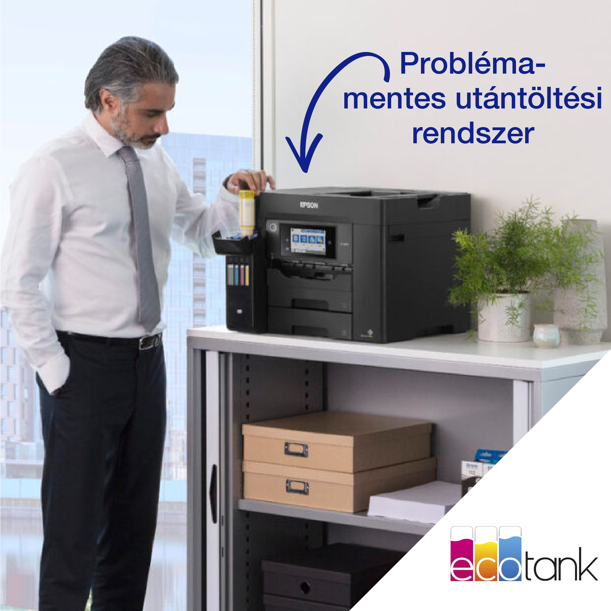 Egy férfi Epson nyomtatót tölt újra. A nyomtató egy fehér felületen van, a háttérben irodaszerek.