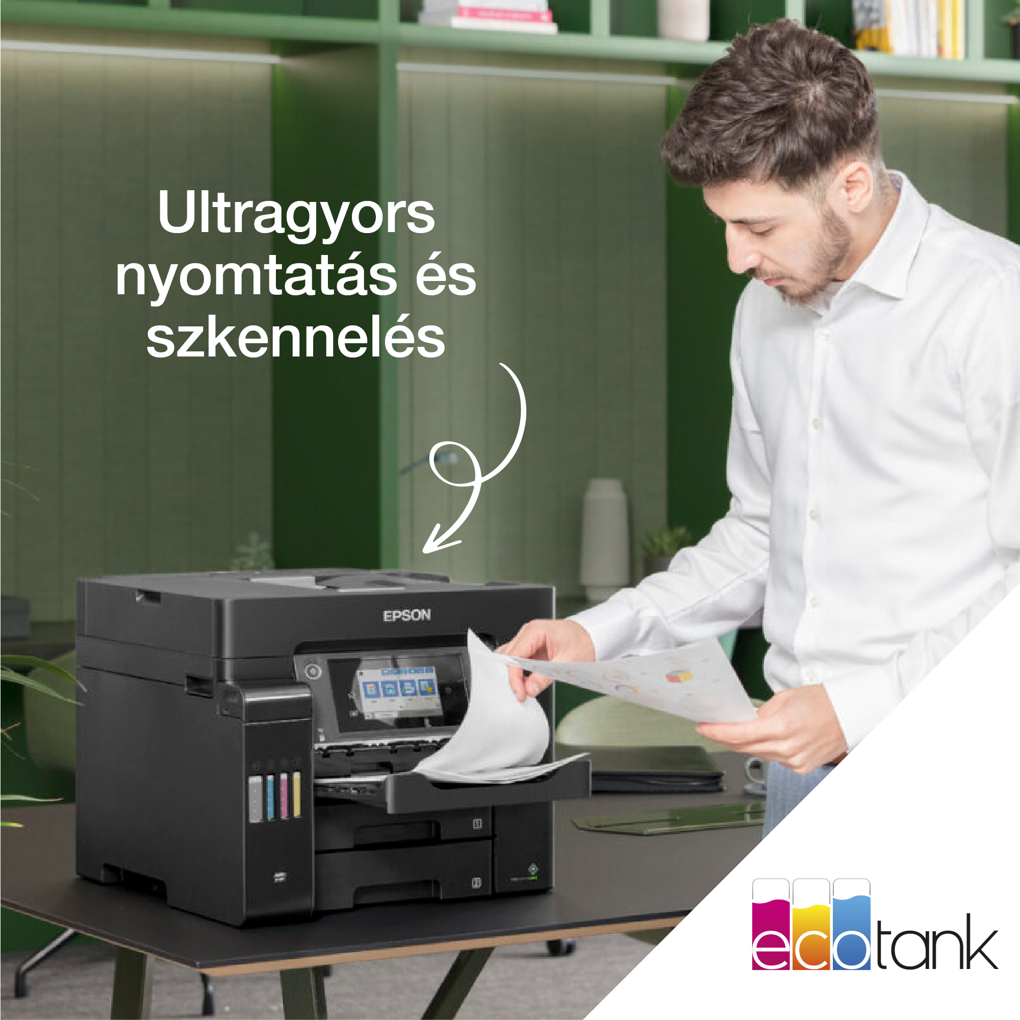 Fehér inges férfi fekete Epson nyomtatóról készült nyomatot vizsgál íróasztalon. Zöld háttér.